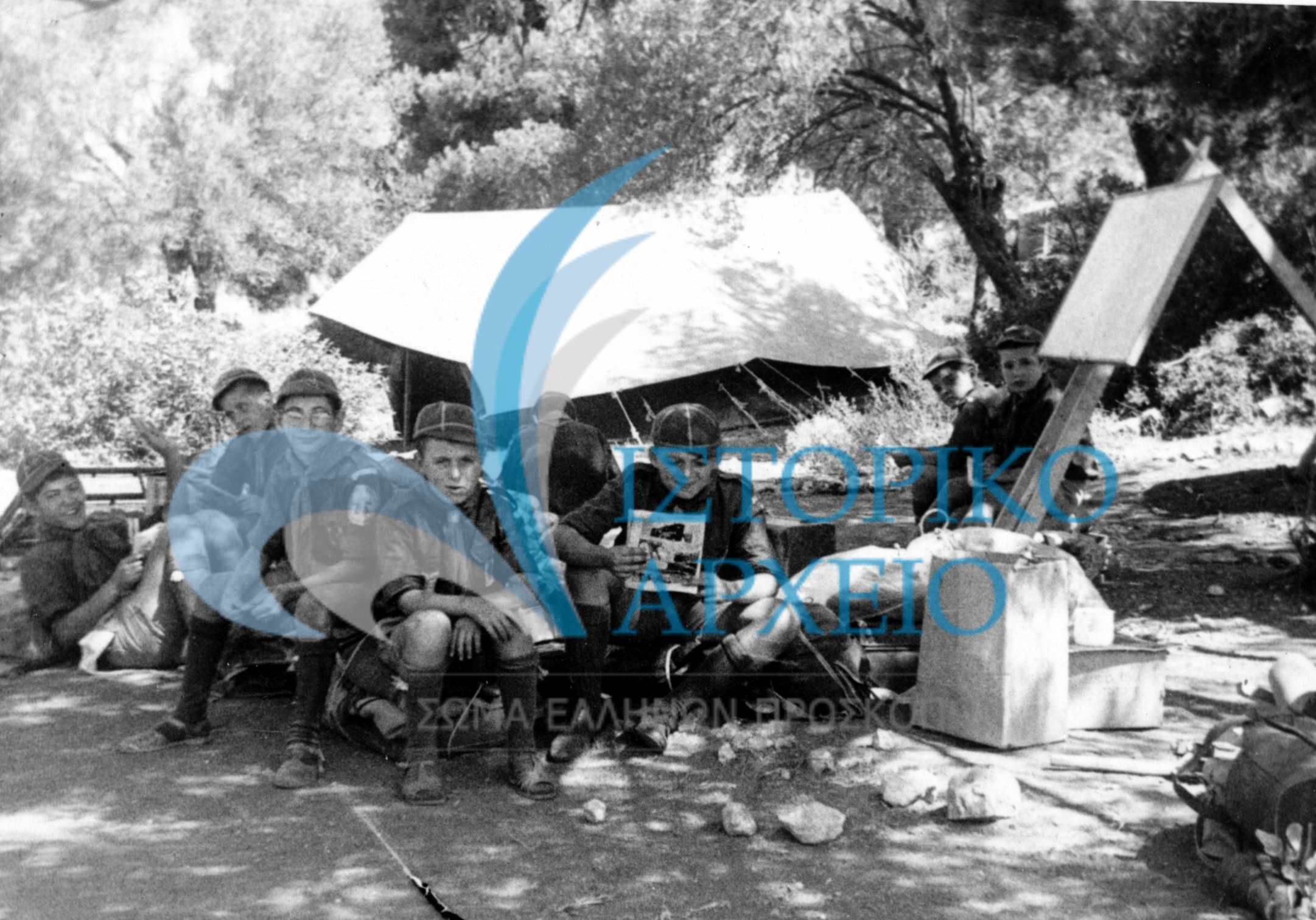 Λυκόπουλα της Δάφνης στην γωνιά της εξάδας τους στην κατασκήνωση στην Αλμυρή Κορινθίας το 1972. 