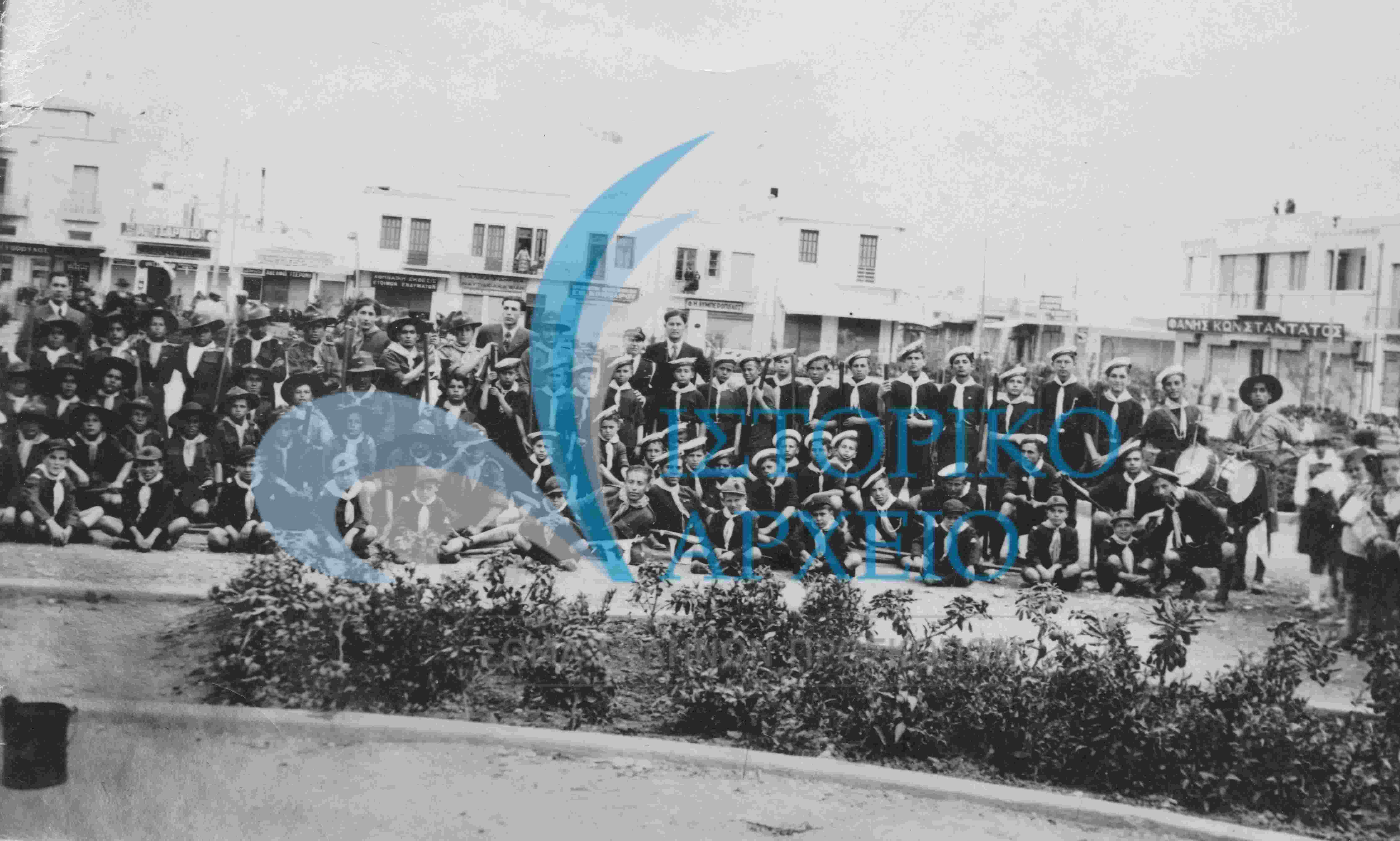 Πρόσκοποι στην κεντρική πλατεία της Κορίνθου το 1935.