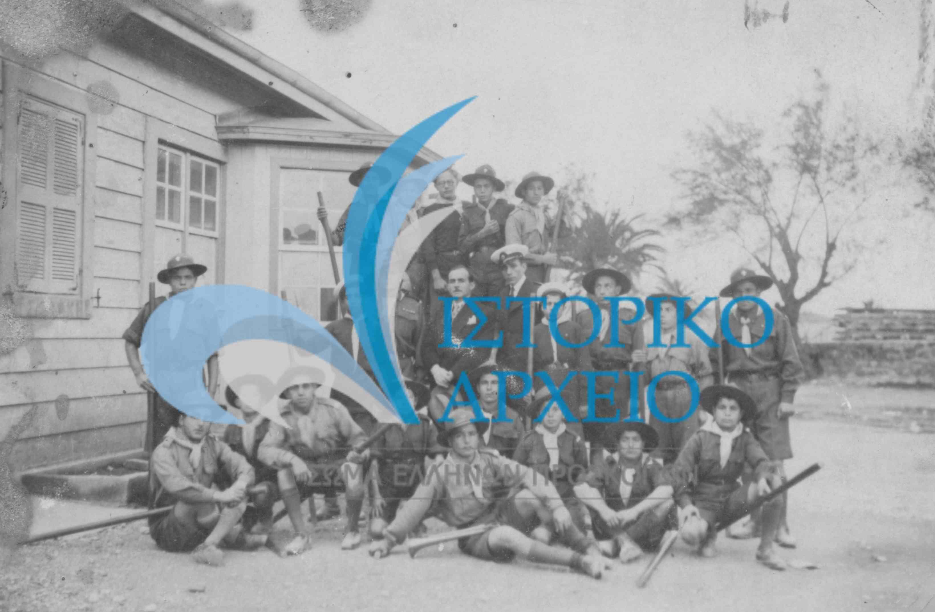 Το 1ο Σύστημα μαζί με τον Τοπικό Έφορο Κορίνθου έξω από το Προσκοπείο της πόλης το 1935.