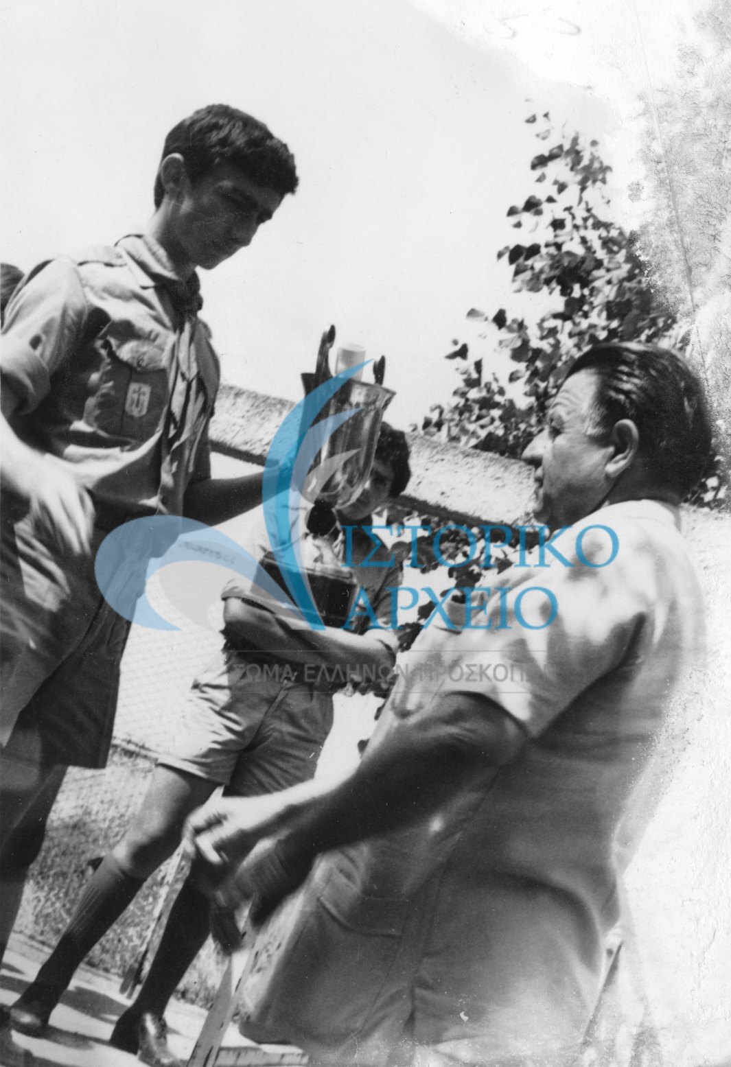 Ο Έφορος Περιοχής Βορείου Ελλάδος Ιωαν. Σταματόπουλος επιδίδει το κύπελλο στον Ι. Ιωαννίδη της ΠΕ Δράμας στους Σκοπευτικούς Αγώνες Βορείου Ελλάδος το 1975.