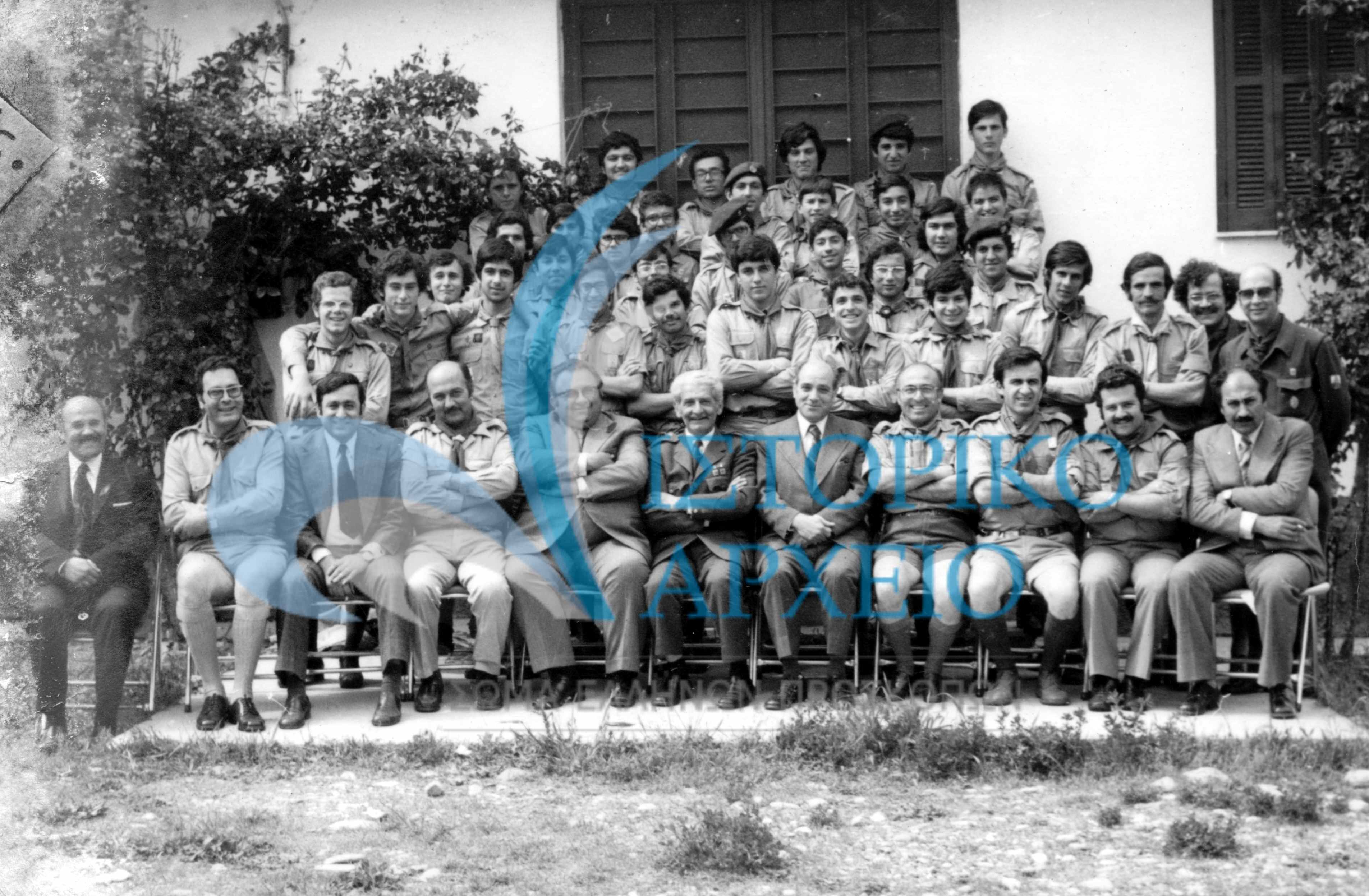 Οι βαθμοφόροι της ΠΕ Ημαθίας σε αναμνηστική φωτογραφίας με τον ΠΕ Χ. Σαββατόπουλο και τους ΤΕ Αλεξάδρειας, Βέροιας & Ναούσης κατά την 2η Συνάντηση το 1975.