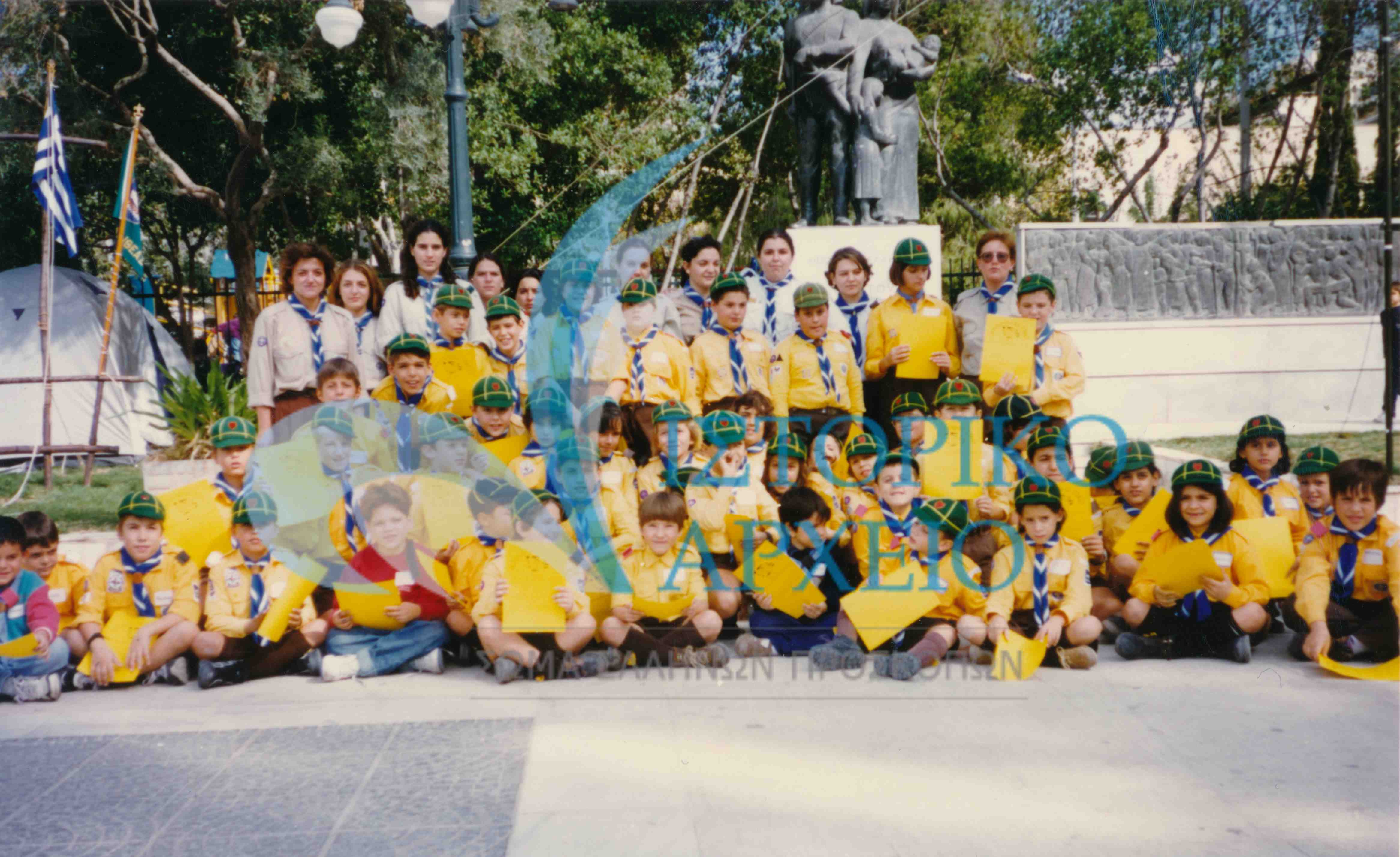Λυκόπουλα του Μοσχάτου και της Καλλιθέας σε δράση στην Πλατεία Δαβάκη για τα 65 Χρόνια Λυκοπουλισμού στην Ελλάδα το 1996.