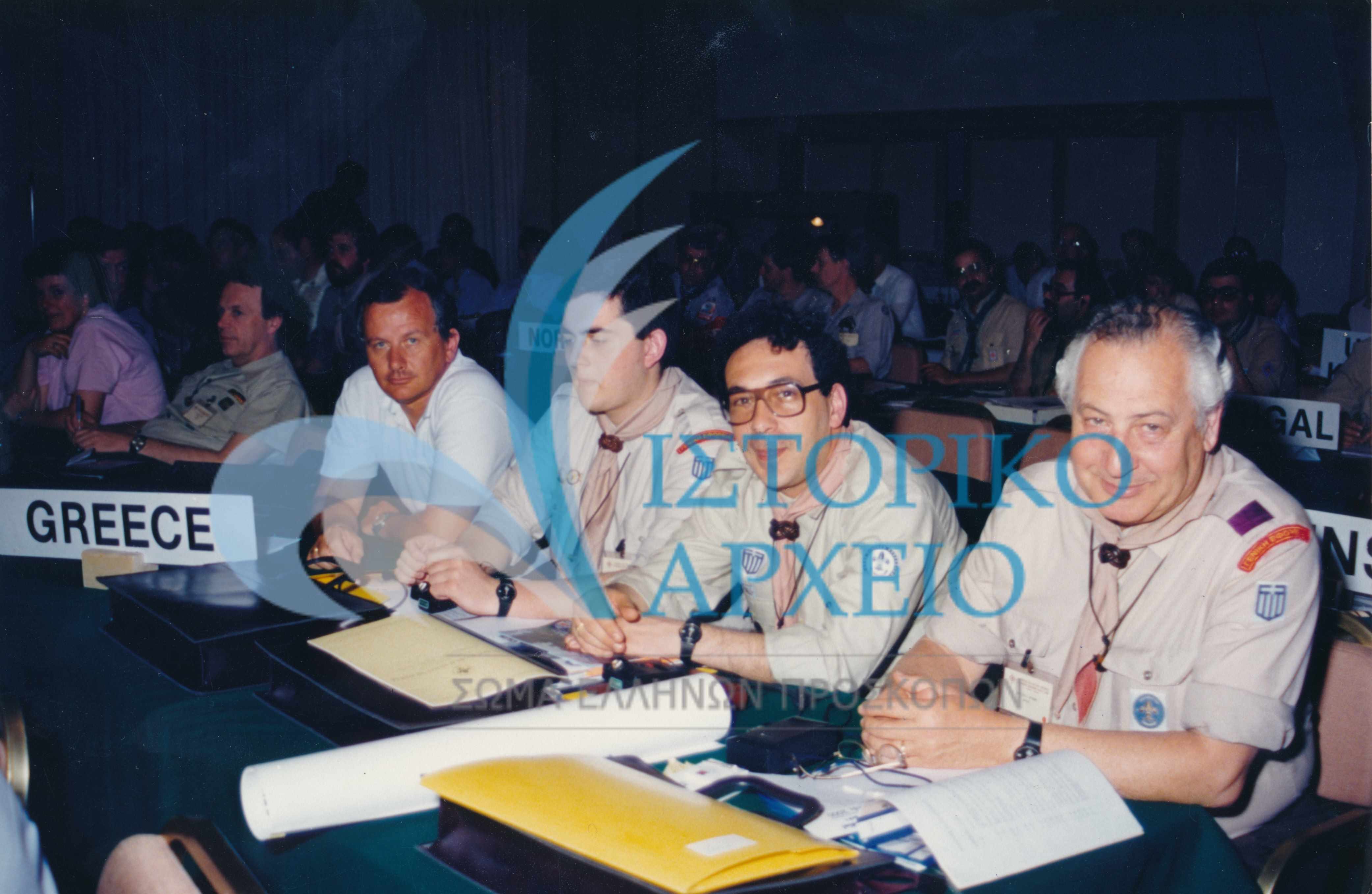 Η ελληνική αντιπροσωπεία στο 6ο Ευρωπαϊκό Συνέδριο Προσκόπων και Οδηγών στην Λάρνακα της Κύπρου το 1989. Διακρίνονται οι: Κ. Τσαντίλης, Ματ. Ζήκος