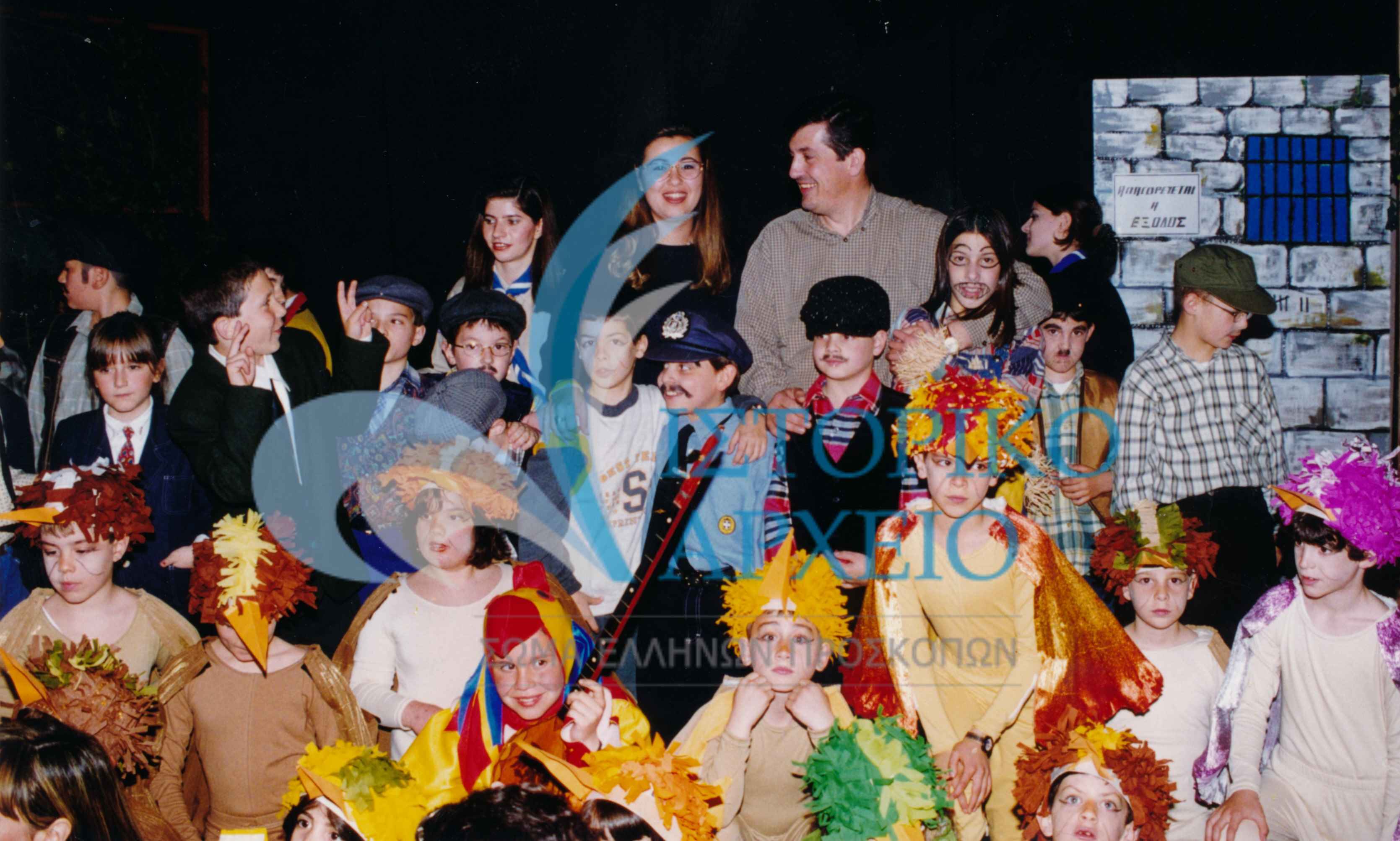 Τα λυκόπουλα του 1ου Συστήματος Ιωαννίνων μετά την θεατρική παράσταση 