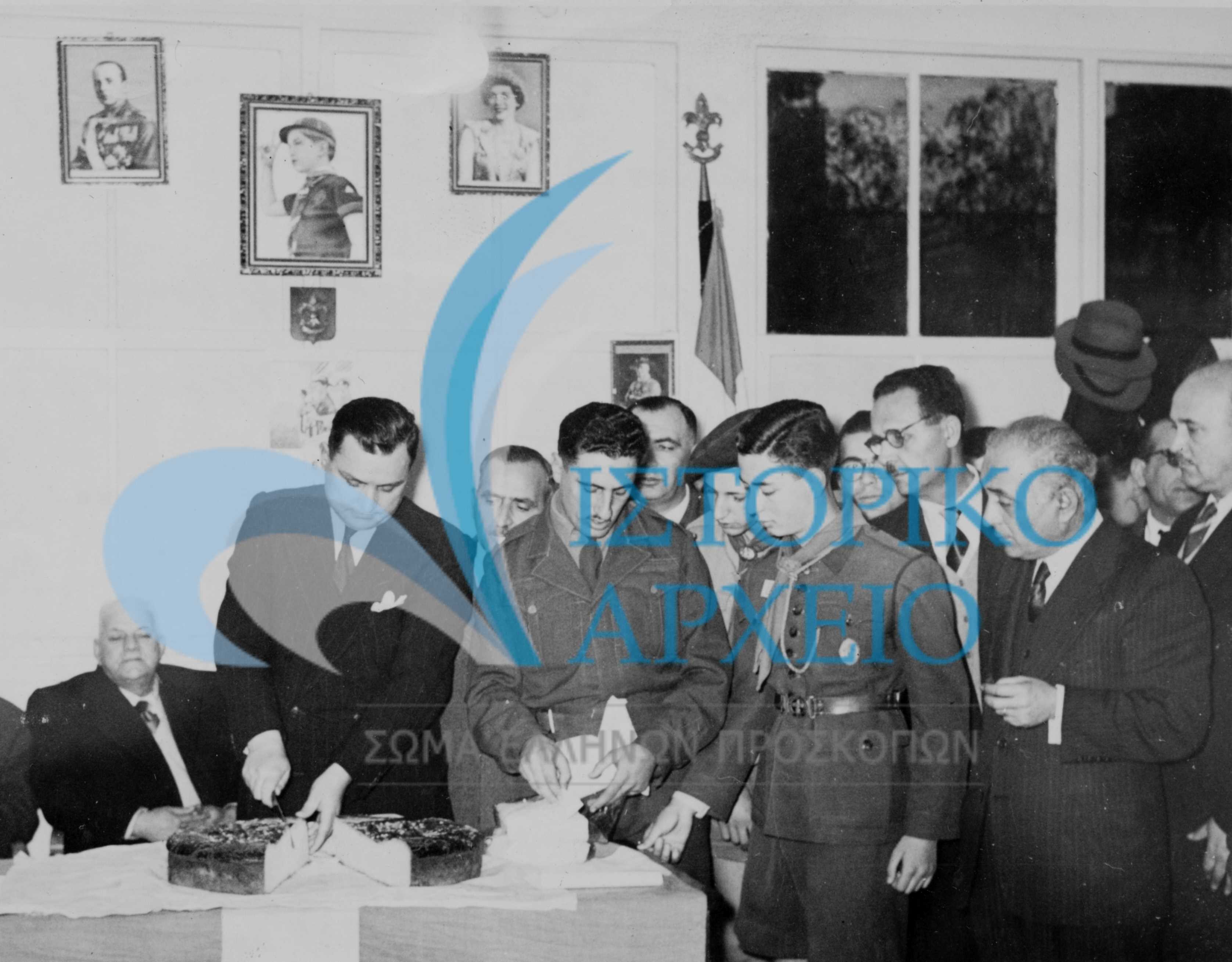 Ο Δήμαρχος Βύρωνος και επίτιμος Πρόεδρος ΤΠΣ Βύρωνα, Άγγελος Κωνσταντηλιέρης κατά την κοπή της Βασιλόπιτας των Προσκόπων Βύρωνα το 1953. Διακρίνεται ο Τοπικός Έφορος Α. Πάγκας.