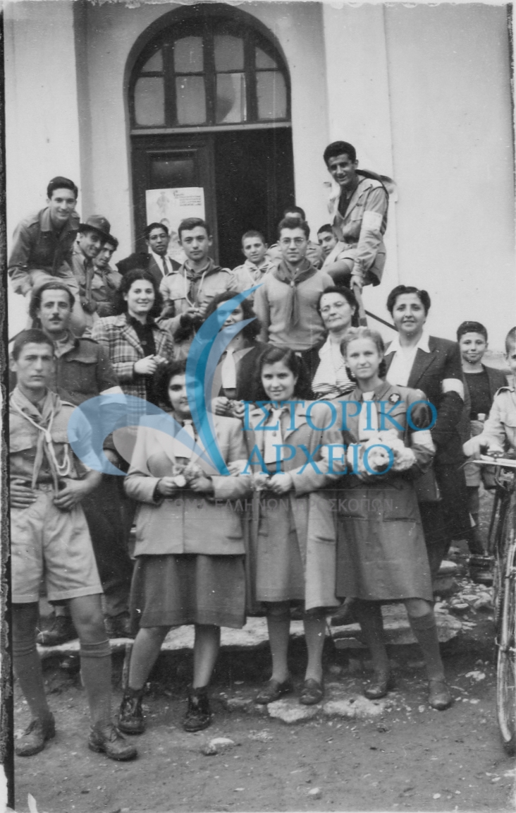 Οι πρόσκοποι της Βέροιας με εθελόντριες του Ελληνικού Ερυθρού Σταυρού κατά την διάρκεια εράνου στην Ημαθία το 1950.