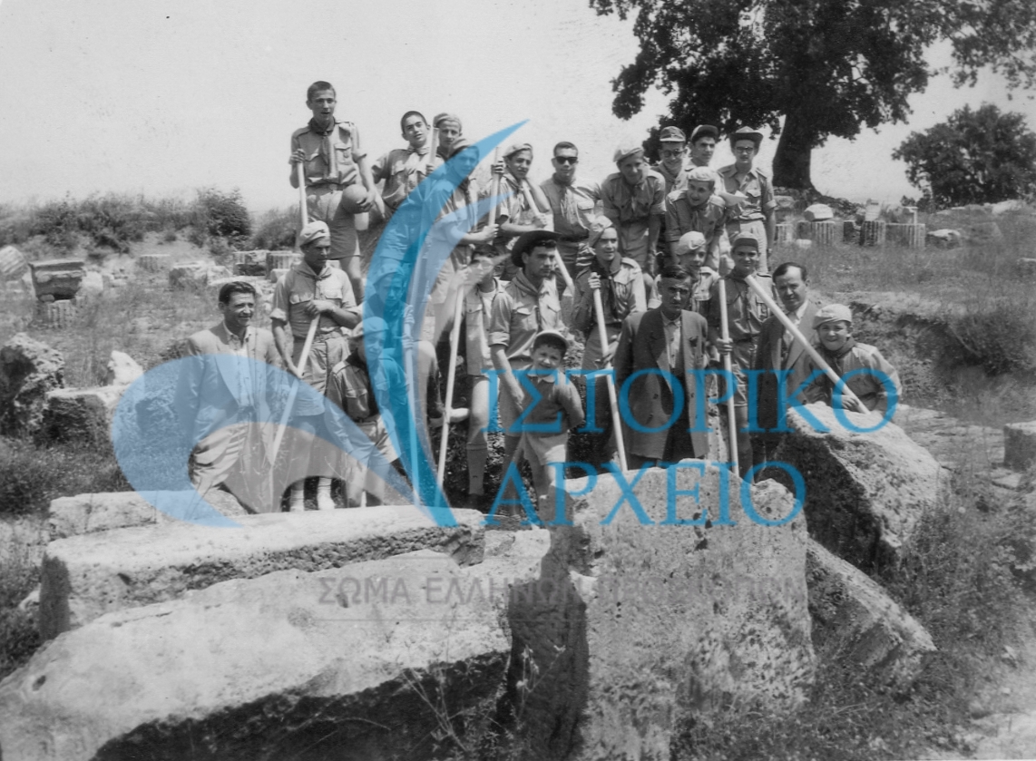 Πρόσκοποι της Βέροιας σε αρχαιολογικό χώρο της Ημαθίας το 1946.