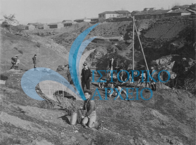 Πρόσκοποι σε δράση δεντροφύτευσης σε περιοχή της Ημαθίας το 1950.