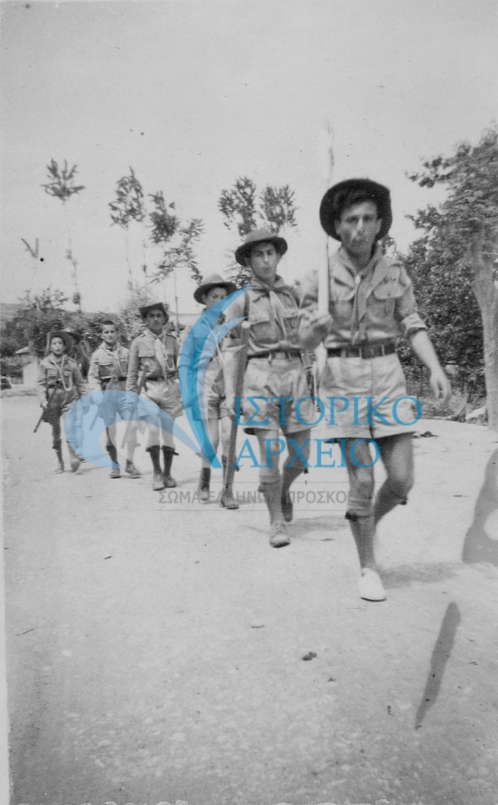 Πρόσκοποι από την Βέροια περπατούν και σφυρίζουν στον δρόμο για την εκδρομή τους στα περίχωρα της πόλης το 1950.