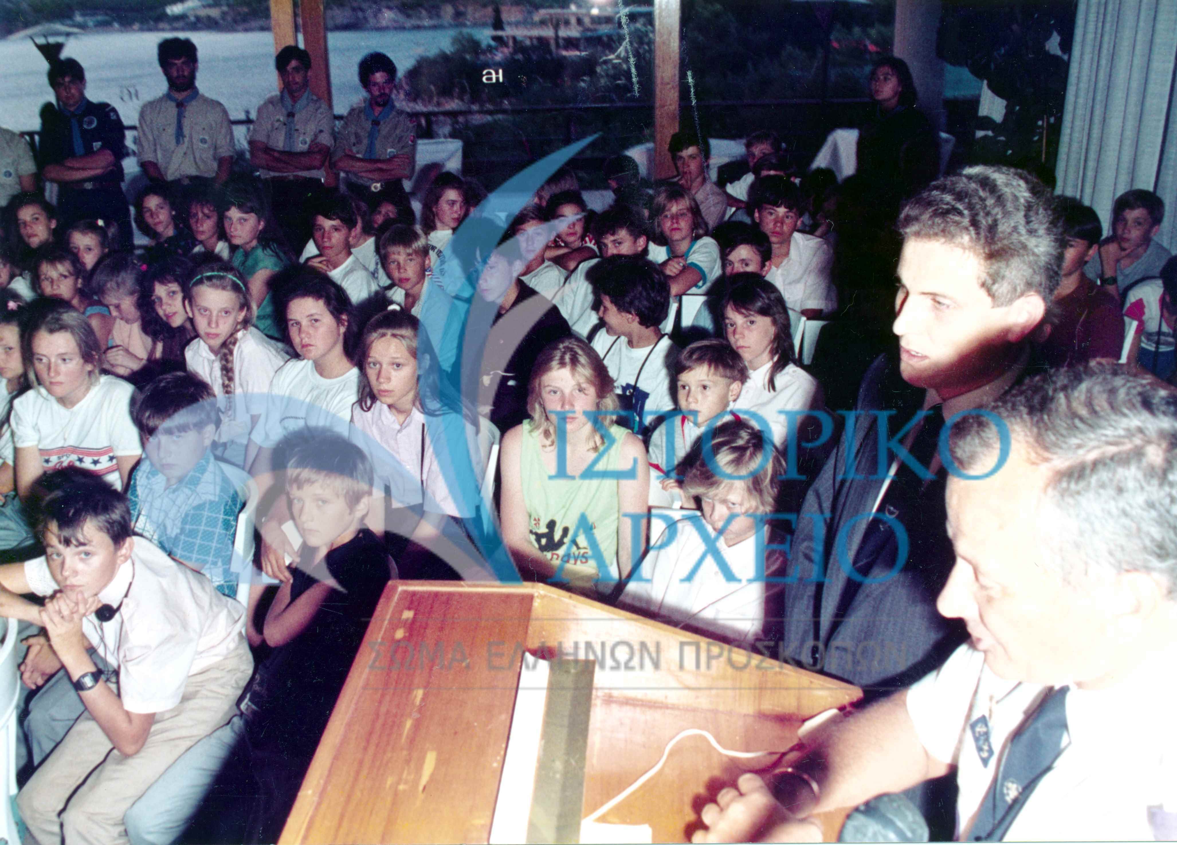 Στιγμιότυπο από την υποδοχή των παιδιών από το Τσερνόμπιλ της Ουκρανίας που φιλοξενήθηκαν από το ΣΕΠ στο Σούνιο το 1990.