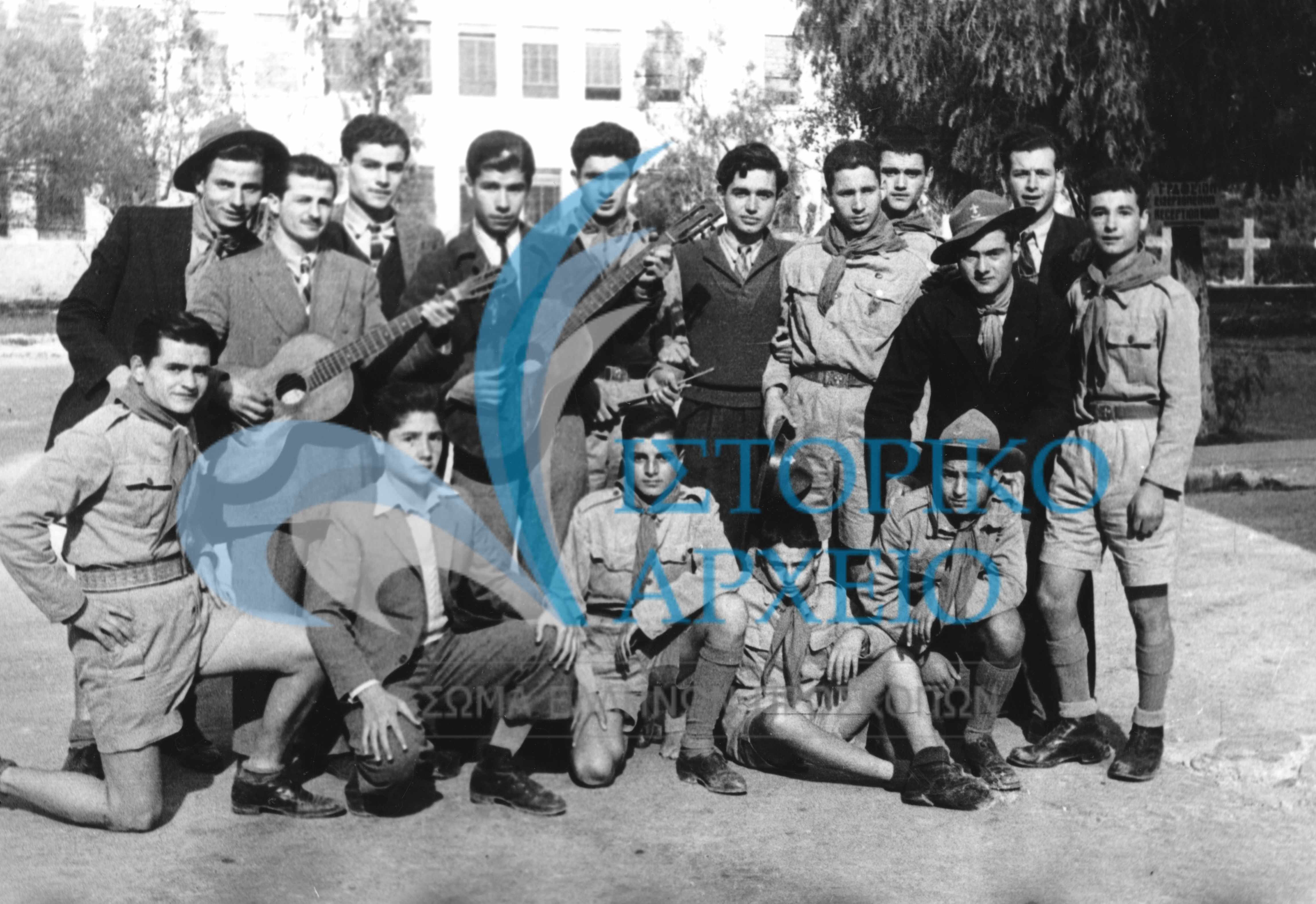 Πρόσκοποι της Αθήνας στα πρωτοχρονιάτικα κάλαντα σε τραυματίες στρατιώτες του Αλβανικού Μετώπου στο Νοσοκομείο Αποκατάστασης Τραυματιών (σημερινό ΚΑΤ) το 1947.