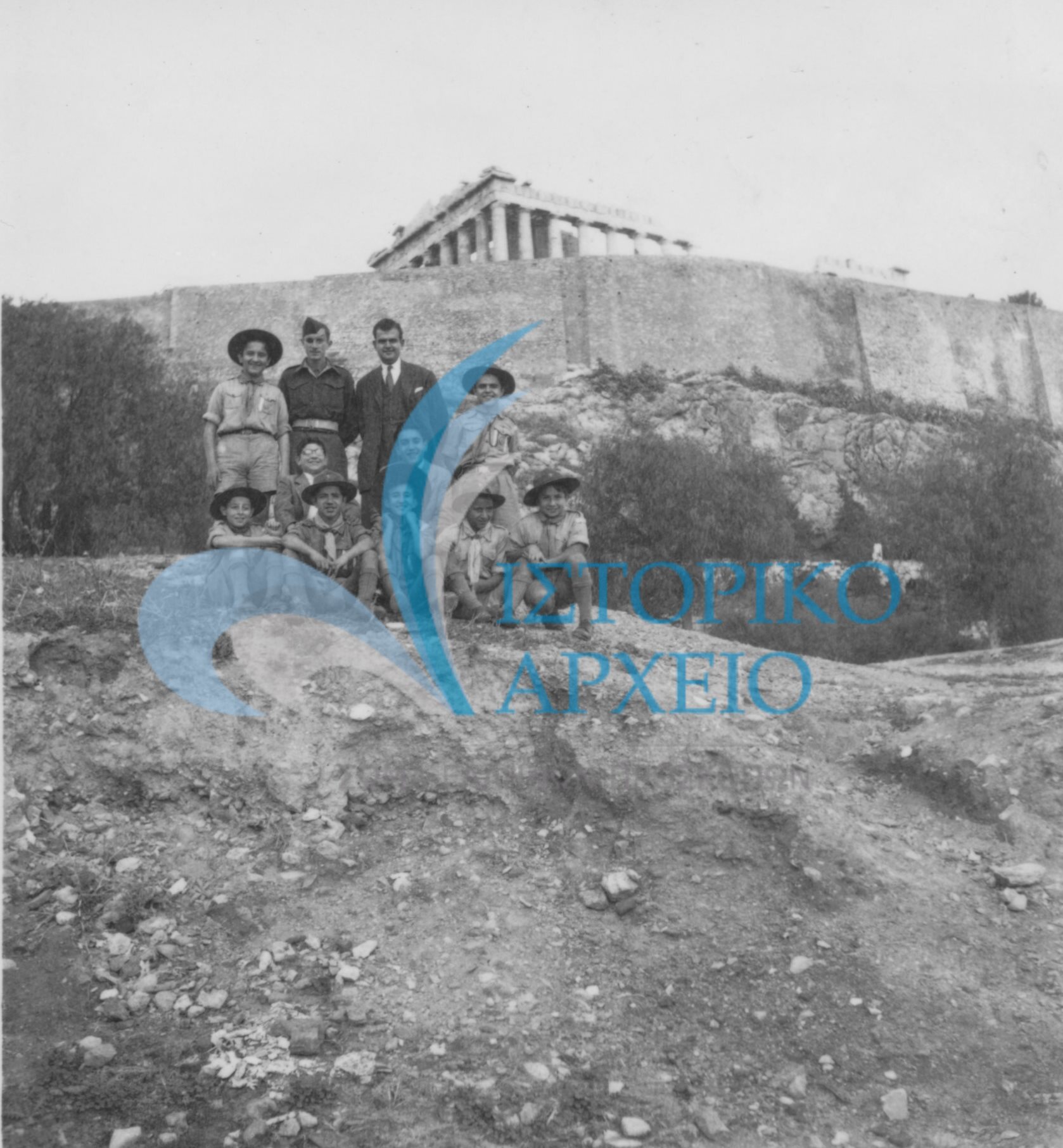 Οι πρόσκοποι της 8ης Ομάδας Αθηνών, κάτω από την Ακρόπολη, κι απέναντι από την εστία του το 1950. Στη μέση ο Πρόεδρος ΕΚΣ Γ. Φραγκιαδάκης.