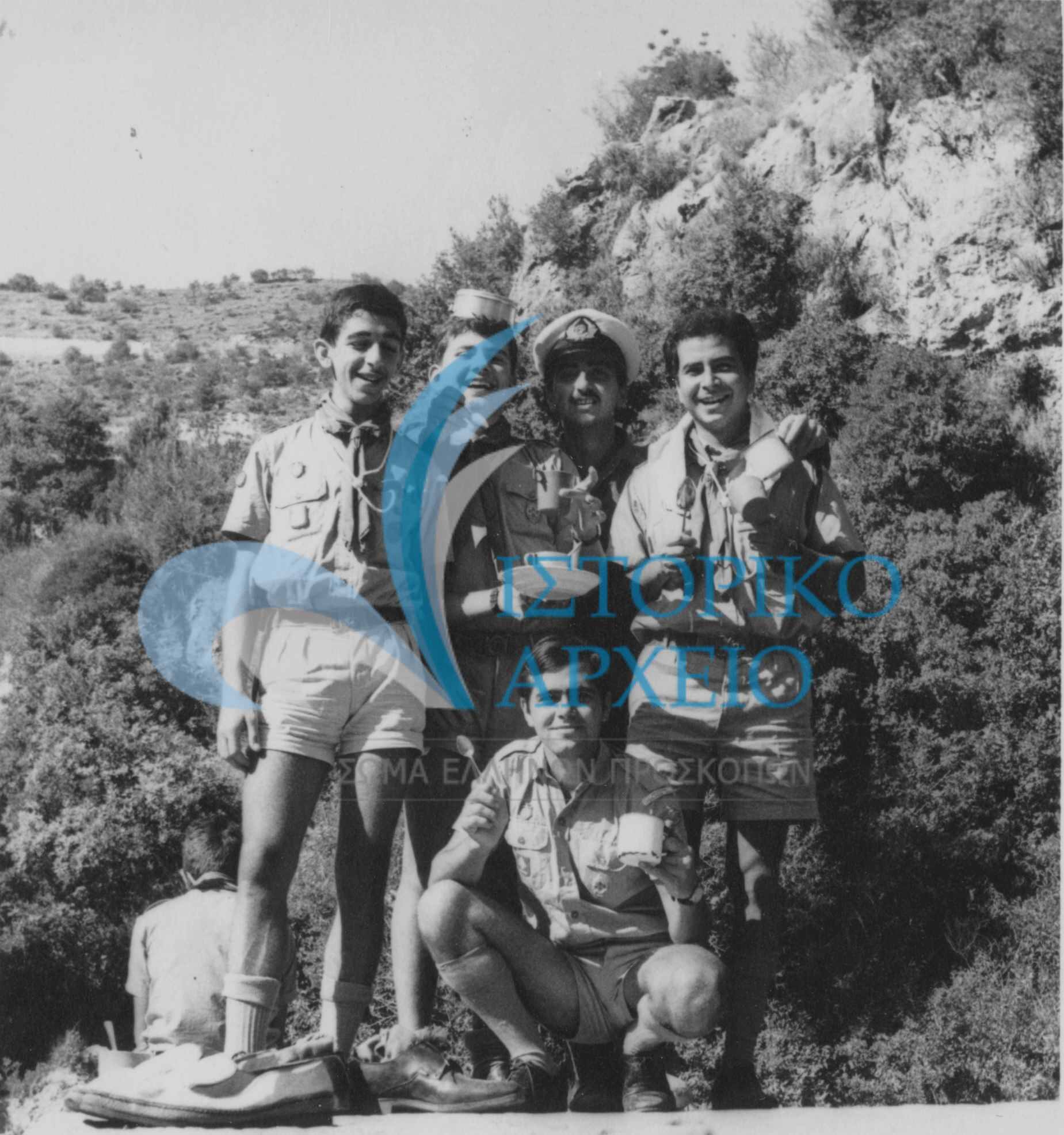 Οι Έλληνες Πρόσκοποι της Βηρυτού σε κατασκήνωση δίπλα στον ποταμό της πόλης Damour το 1967. Διακρίνονται οι: Π. Αρμάος, Γ. Λάιος, Χρ. Σεϊμενόγλου, Α. Λαζαρίδης