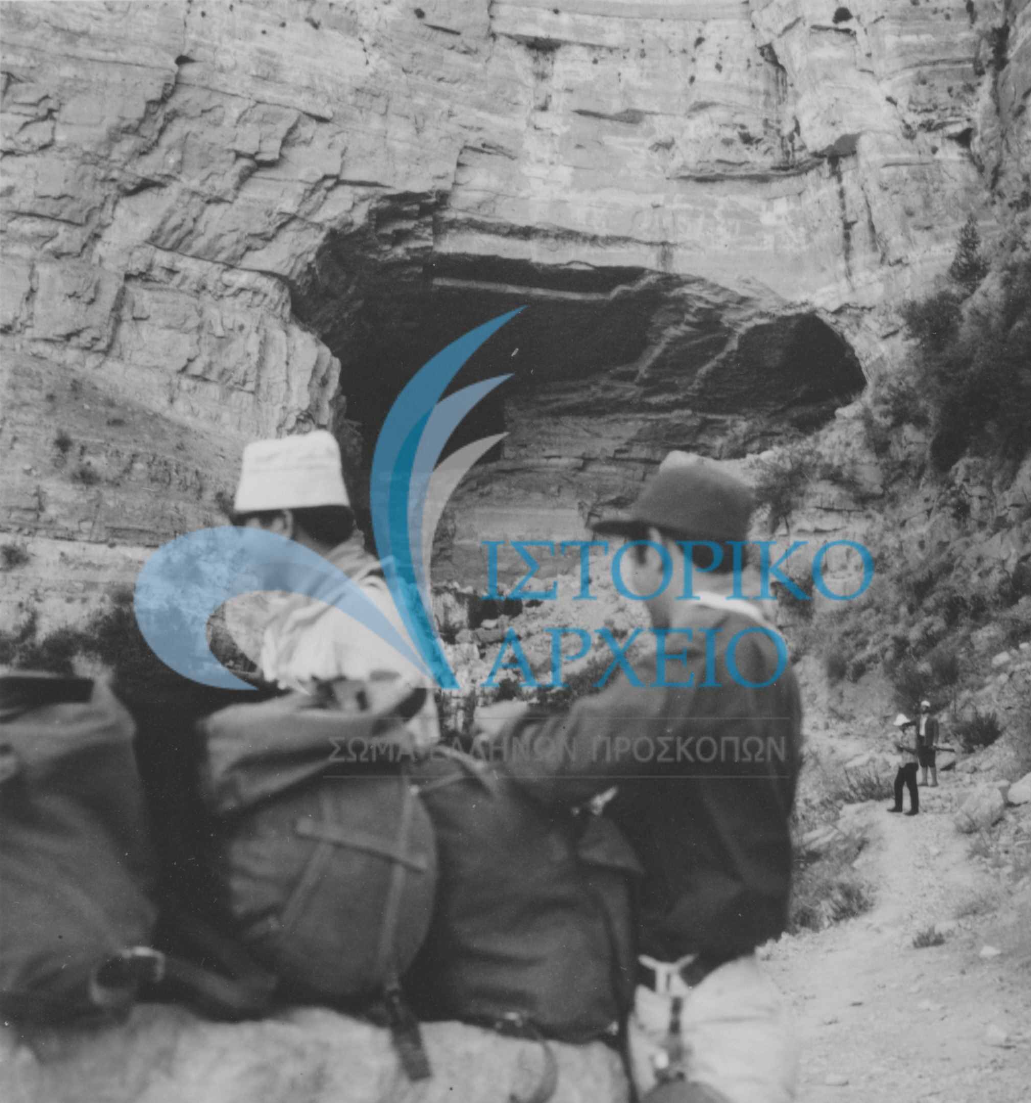 Οι Έλληνες πρόσκοποι του Λιβάνου στην πηγή του ποταμού Nahr Ibrahim στην Ακκουρα του Λιβάνου κατά την διάρκεια τριήμερης πεζοποριακής εκδρομής το 1966. Διακρίνονται: Α. Λαζαρίδης, Λ. Κάις, Γρ. Γρηγοριάδης, Π. Αρμάος