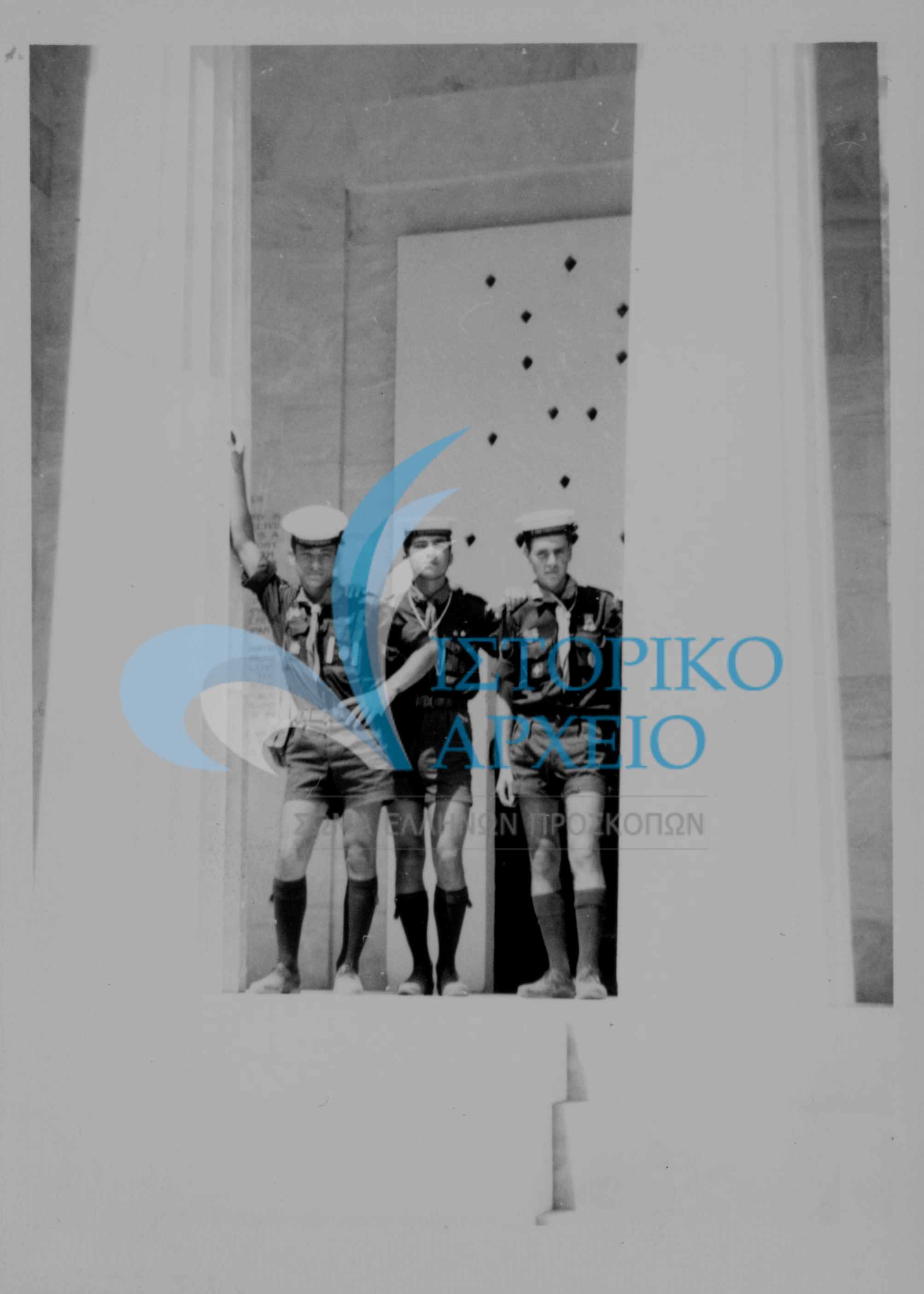 Έλληνες πρόσκοποι του Λιβάνου σε εκδρομή στο Μνημείο δίπλα στο Φράγμα του Μαραθώνα στην διάρκεια του 11ου Τζάμπορη το 1963.