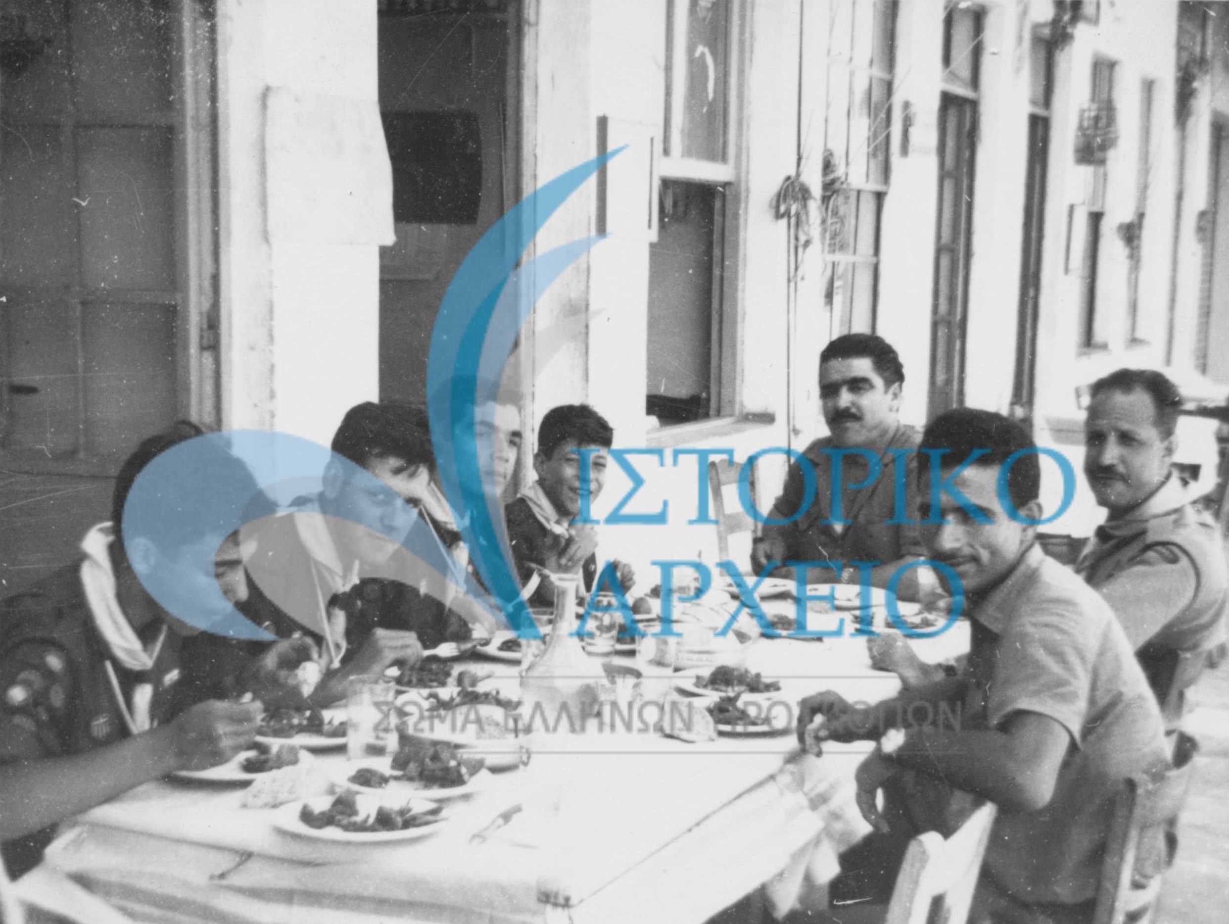 Η αντιπροσωπεία των Προσκόπων του Λιβάνου σε γεύμα στα Μεσόγεια καθ' οδόν για τον χώρο του 11ου Τζάμπορη. Διακρίνονται: Κ. Παπαϊωάννου, Α. Λαζαρίδης, Ι. Μπουμπούκης, Κ. Μπουμπούκης και ο έφορος Μαρίνος