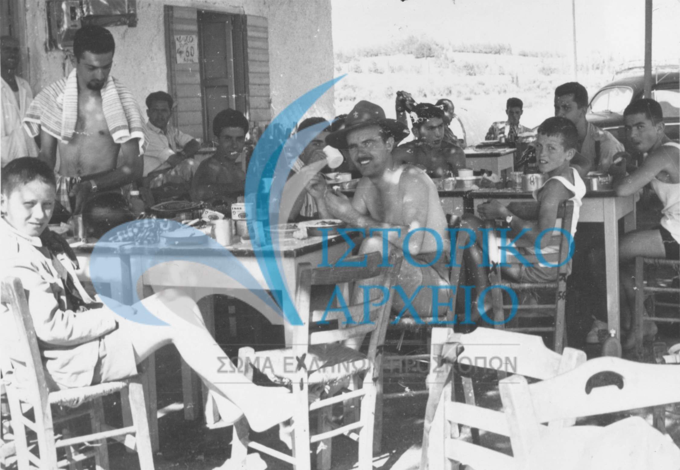 Έλληνες Πρόσκοποι του Λιβάνου με προσκόπους της Κοζάνη σε γεύμα στην Ιτέα κατά την διάρκεια εκδρομή στην περιοχή στο πλαίσιο του Τζάμπορη του 1960.