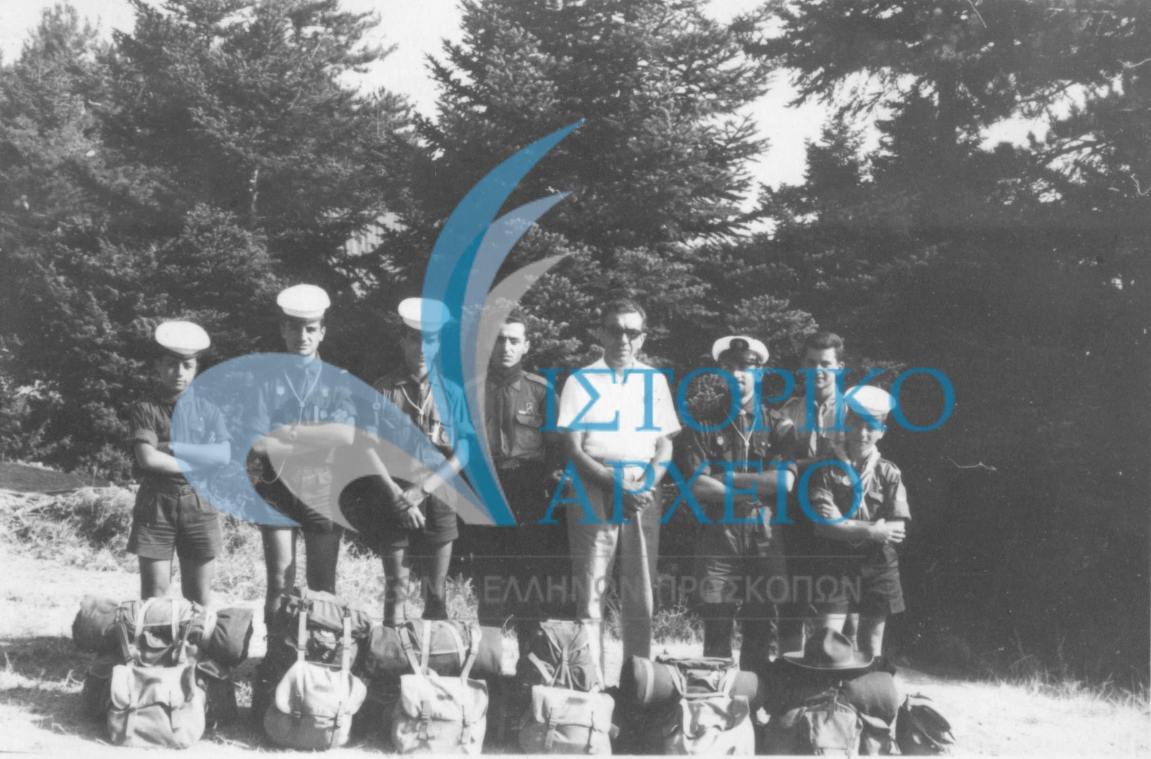 Πρόσκοποι του Λιβάνου με τα σακίδιά τους κατά τον ερχομό στην Αθήνα το 1960. Διακρίνονται οι (από αριστερά): Τάσος Ραφτόπουλος, Τάκης Ανδριώτης, Παύλος Αρμάος, Λεωνίδας Κάης, Γιώργος Παυλίδης, Κώστα Παπαιωάννου