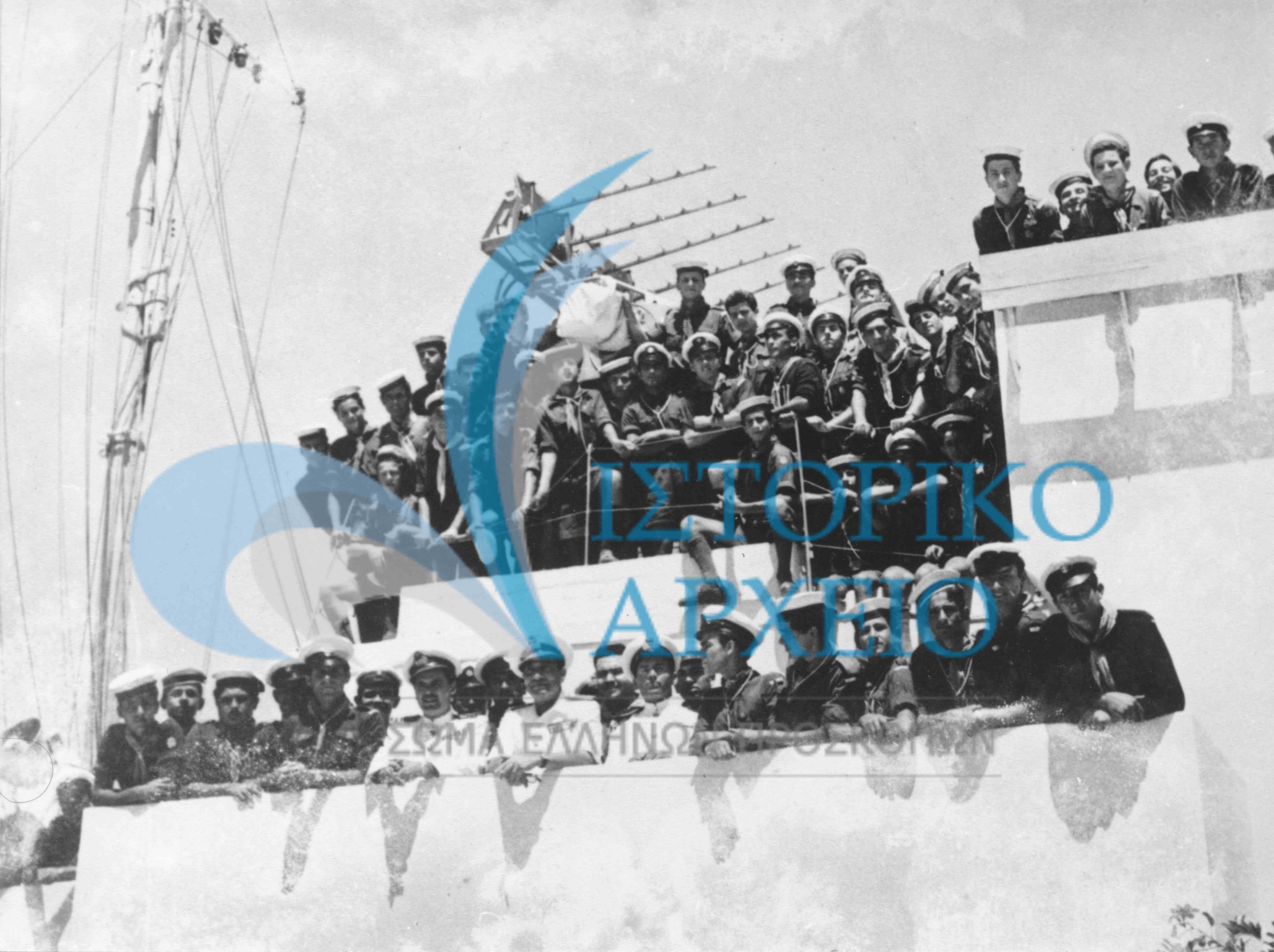 Αναμνηστική φωτογραφία με τους ναυτοπρόσκοπους που έλαβαν μέρος στους Πανελλήνιους Κολυμβητικούς Αγώνες στο Κέντρο Εκπαίδευσης 