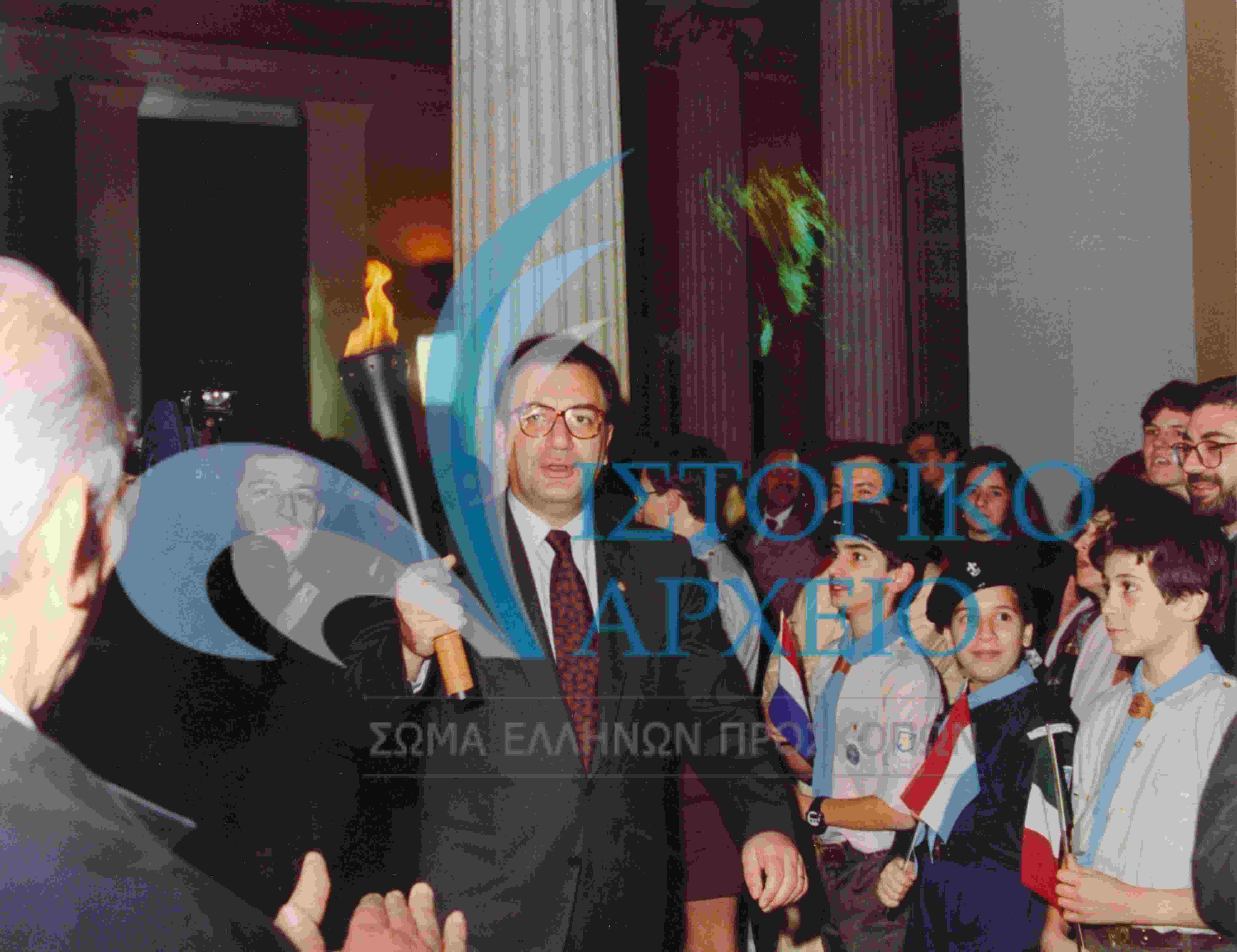 Ο Δήμαρχος Αθηναίων Λεωνίδας Κουρής με προσκόπους στο Ζάππειο Μέγαρο ανάβουν τον Πυρσό της Ευρώπης  για τον Εορτασμό της Ευρωπαϊκής Ενοποίησης 1992. 