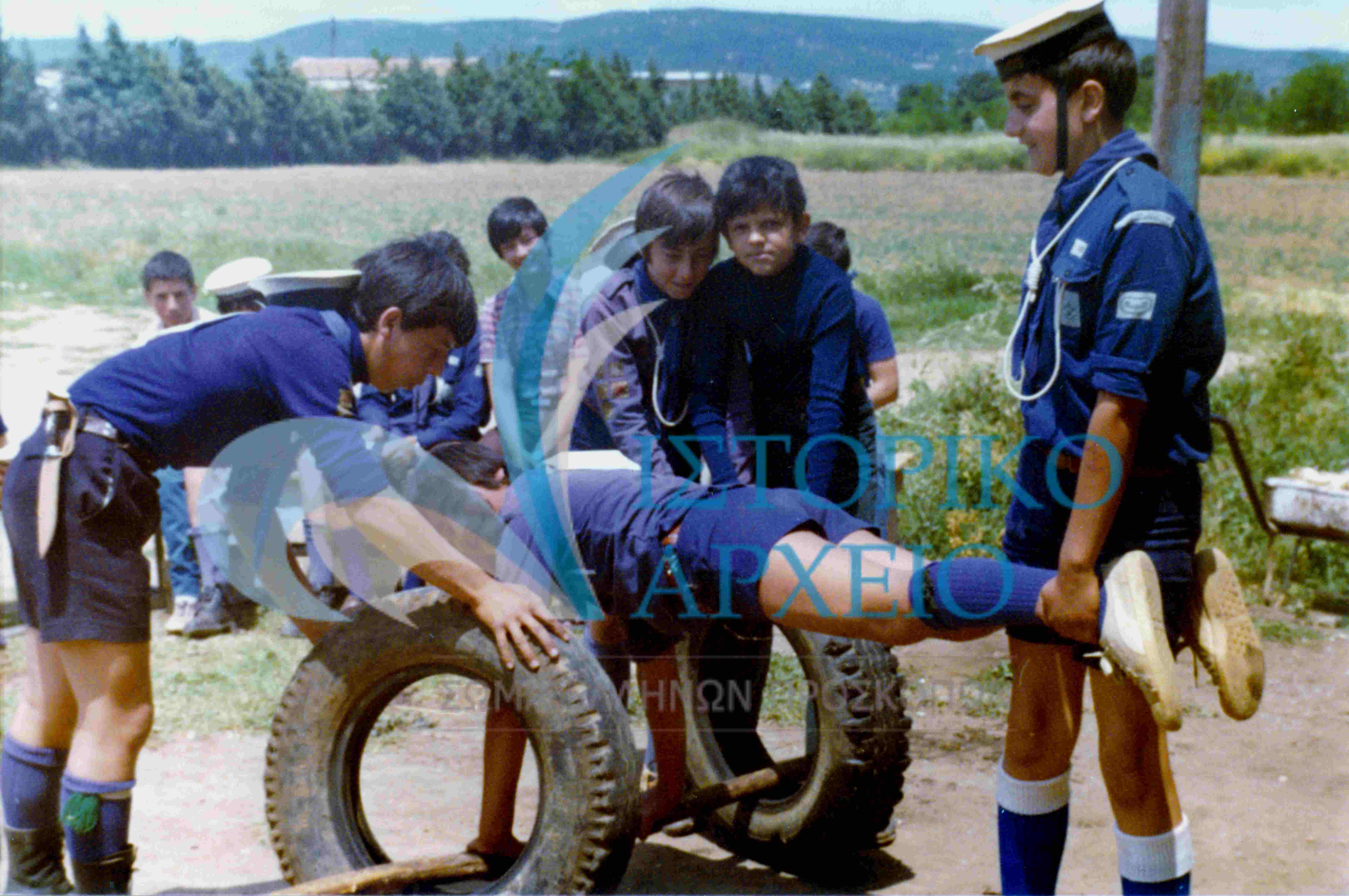Ναυτοπρόσκοποι της Αλεξανδρούπολης σε αυτοσχέδιο κινητικό παιχνίδι (ράλλυ πεντάλι) το 1978.