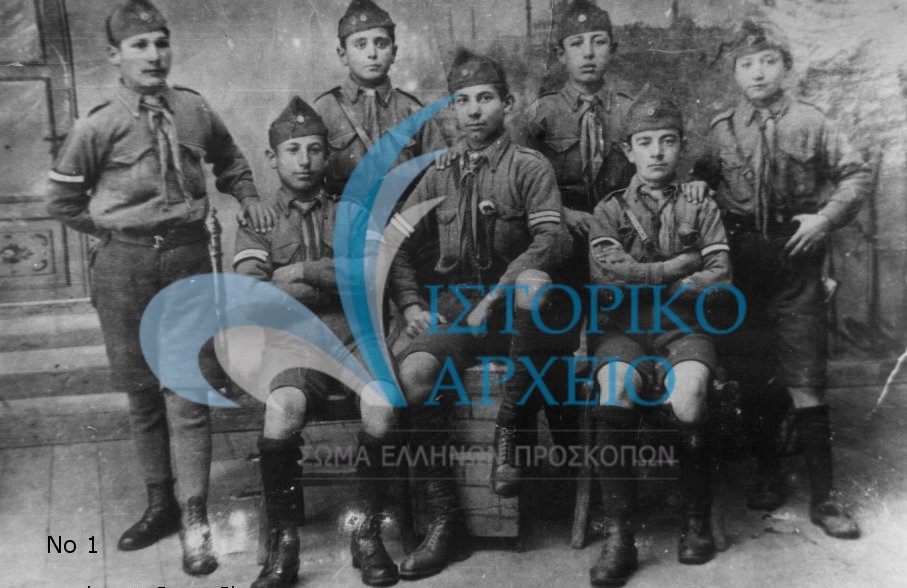 Η 3η Ενωμοτία της 1ης Ομάδας Κάραγατς (Αδριανούπολης) σε αναμνηστική φωτογραφία το 1919. Από αριστερά όρθιοι: Μοσχοφίδης, Κ. Δερρελής, Γ, Καρακουμίτης, Α. Παππάς, καθήμενοι: Κ. Αρβανίτης, Μ. Καλπακίδης, Δ. Γρηγοριάδης