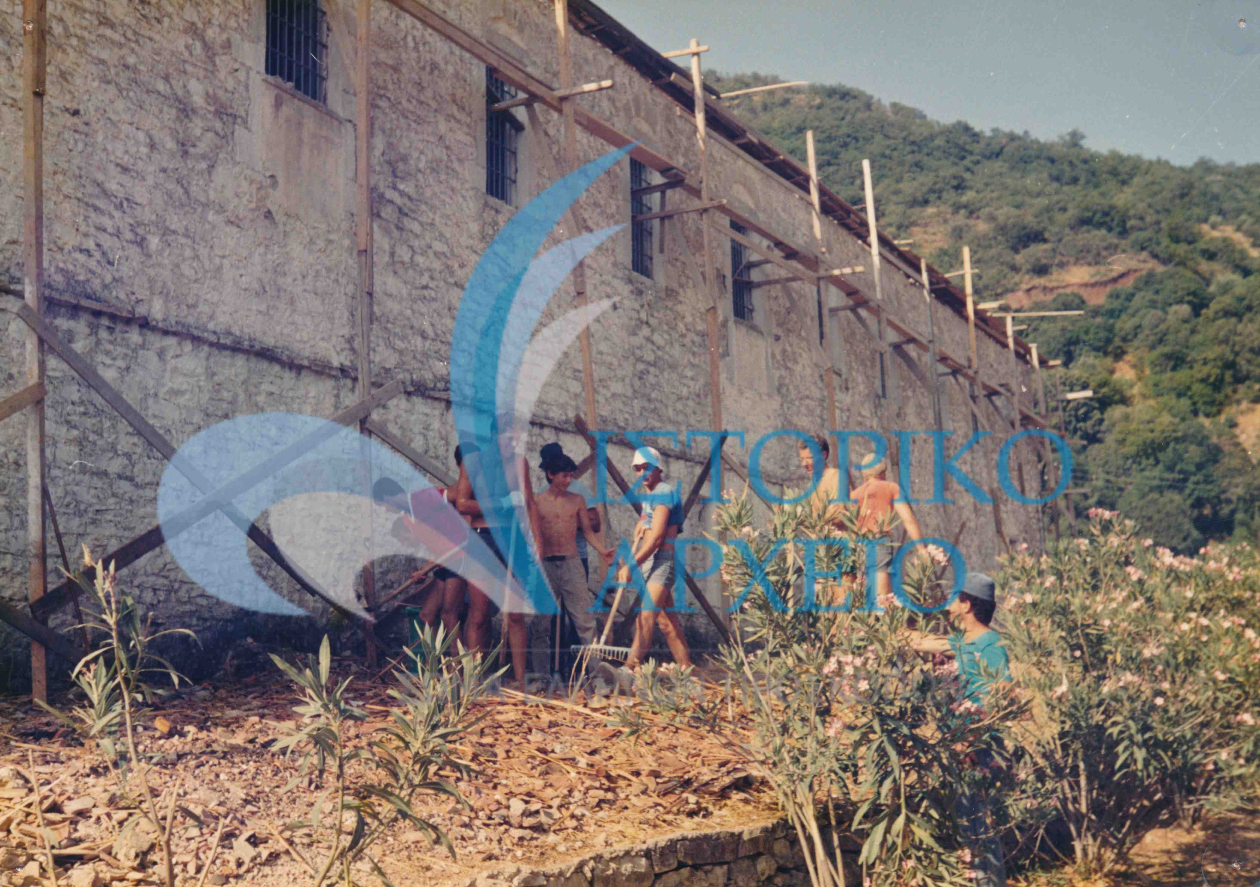 Ανιχνευτές από την Αθήνα σε δράση προσφοράς συντήρησης στην Μονή Μολυβδοσκέπαστης στην Κόνιτσα το 1993.