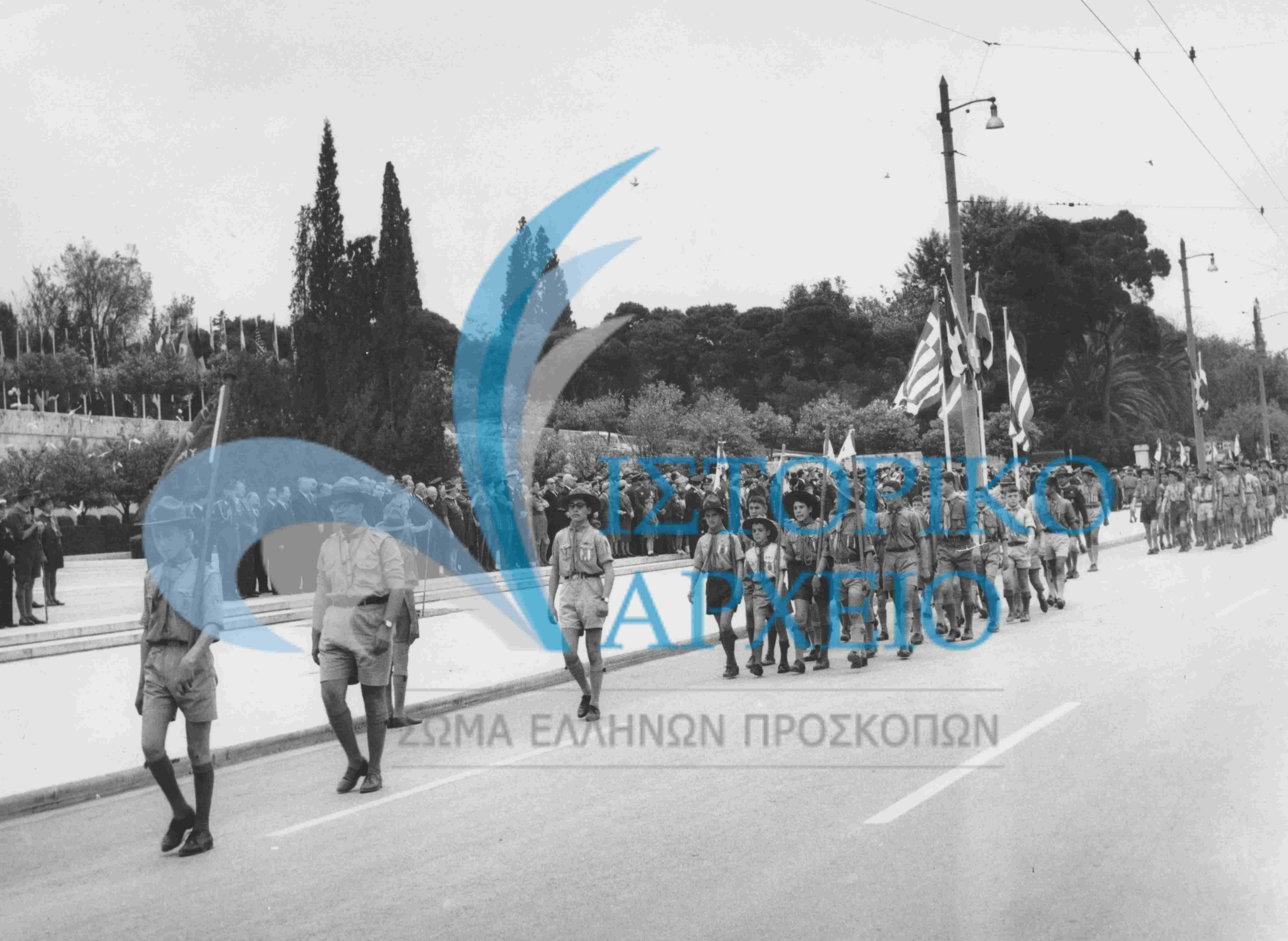 Το 4ο Σύστημα Ηλιουπόλεως (Υμηττού) με τις ενωμοτίες του σε παρέλαση στο Σύνταγμα.