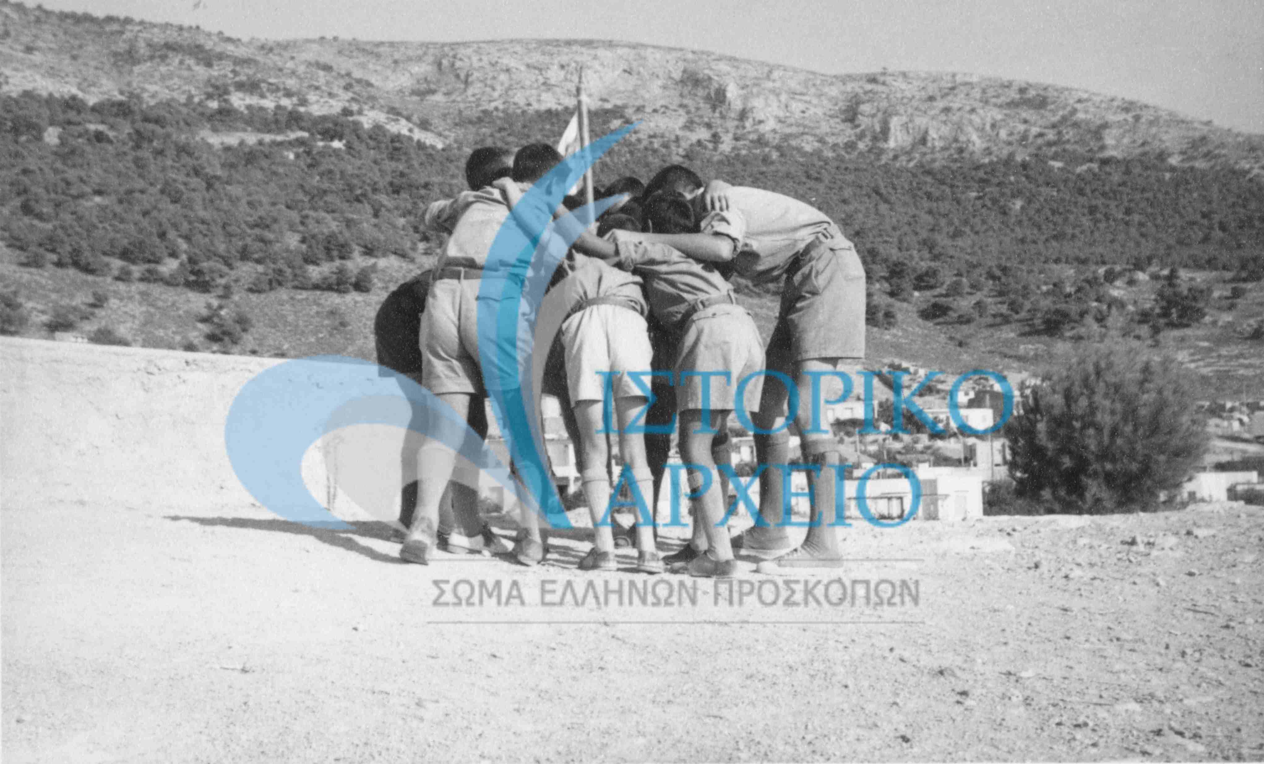 Ενωμοτία της 4ης Ομάδας Ηλιούπολης στην ώρα της κραυγής της σε εκδρομή.