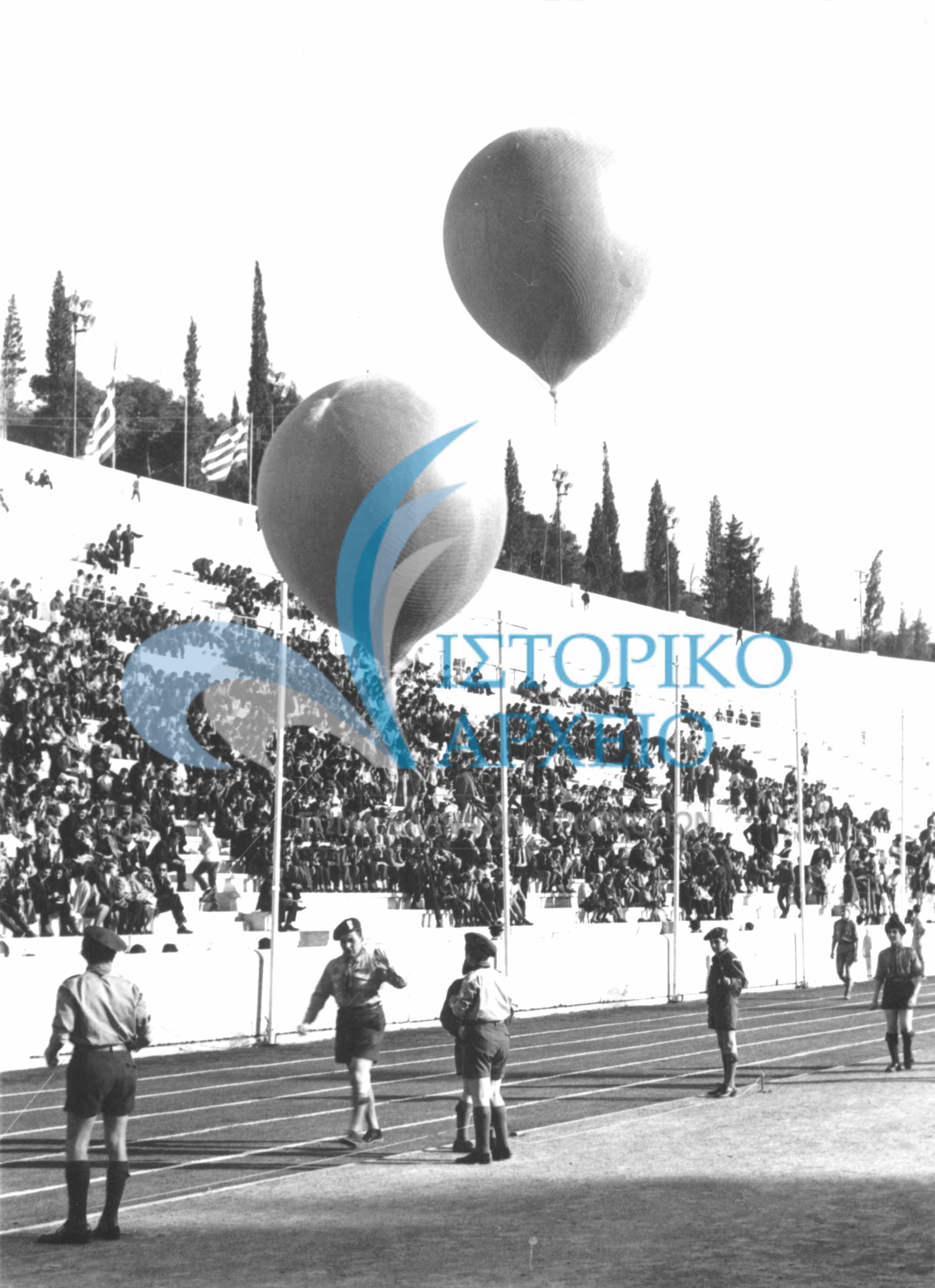 Πρόσκοποι της Αθήνας στην Επίδειξη στο Στάδιο το 1971.