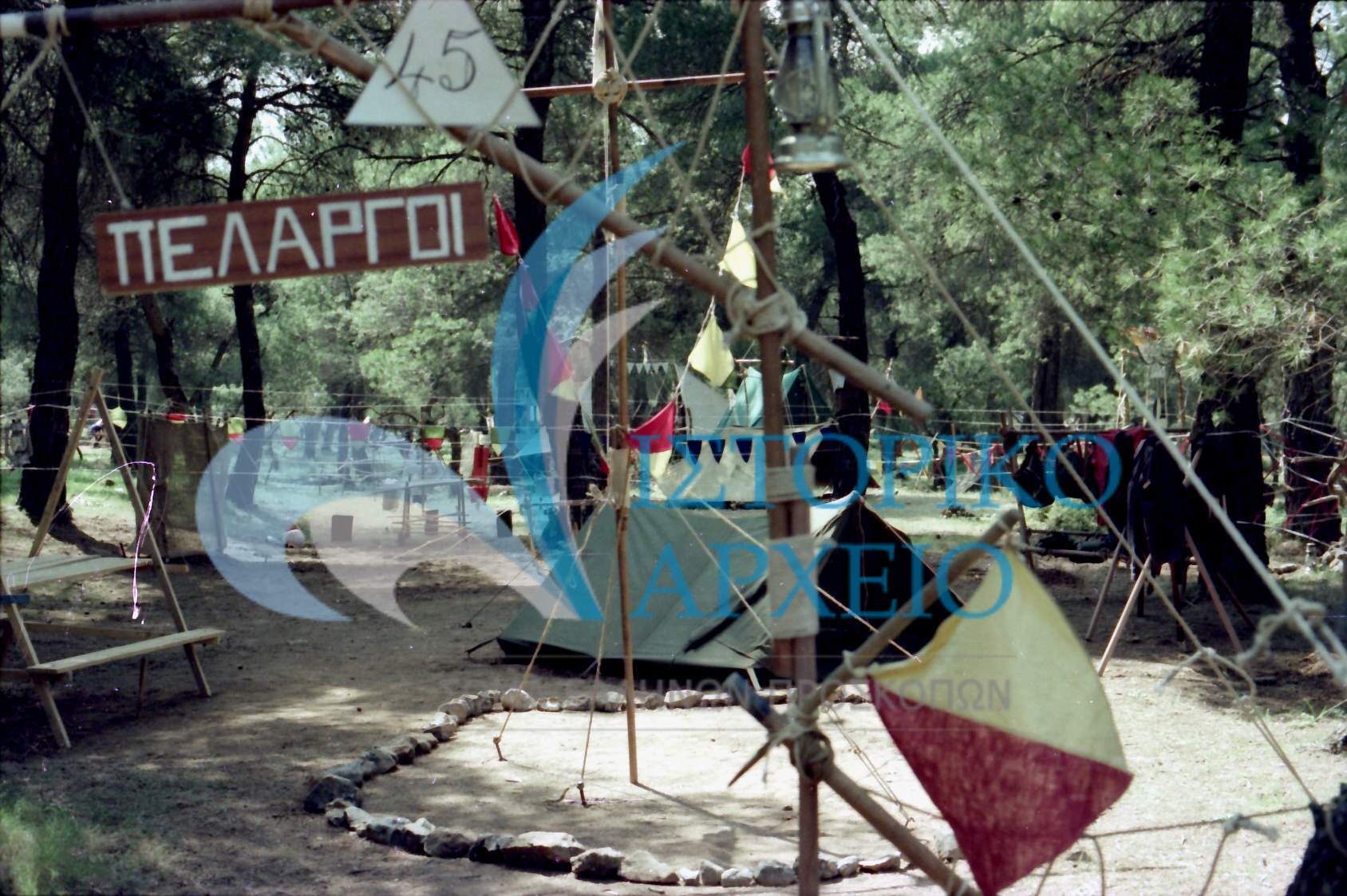 Γωνιά της ενωμοτίας των Πελαργών στον Διαγωνισμό Επιλέκτων Ενωμοτιών της ΠΕ Σαρωνικού στον Διόνυσο το 1977.