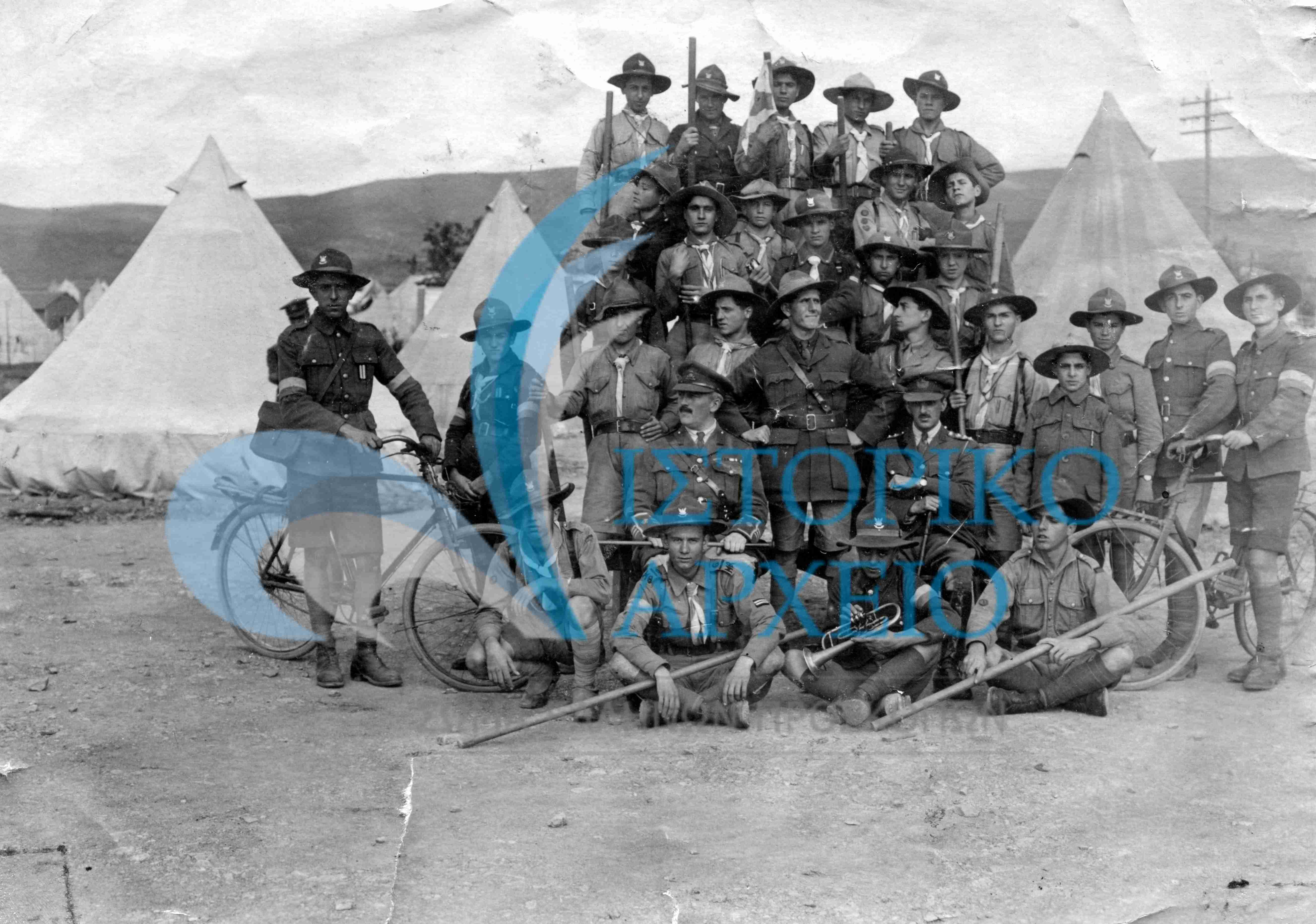 Η Ομάδα των Ελλήνων Προσκόπων που υπηρέτησαν στο Αγγλικό Στρατηγείο της Θεσσαλονίκης το 1919. Στο μέσο ο αρχηγός Σωτ. Κύρου.