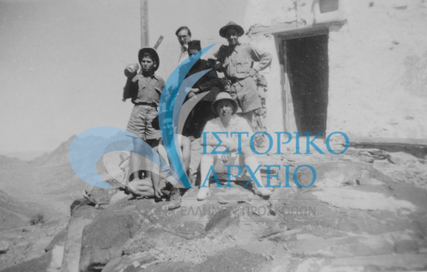 Πρόσκοποι στην κορυφή του Μωυσή σε εκδρομή στο Σινά το 1947.