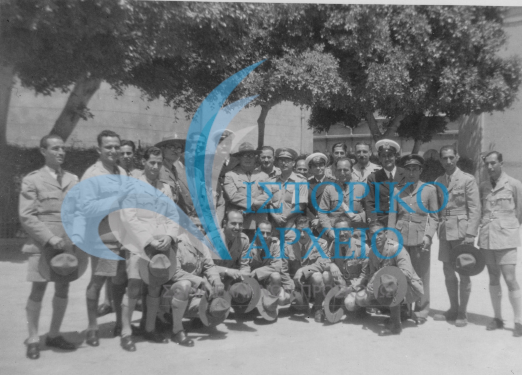 Οι Γ. Βλάχος, Δ. Αλεξάτος και Τ. Γκαζιάνης με βαθμοφόρους της Αιγύπτου το 1943.