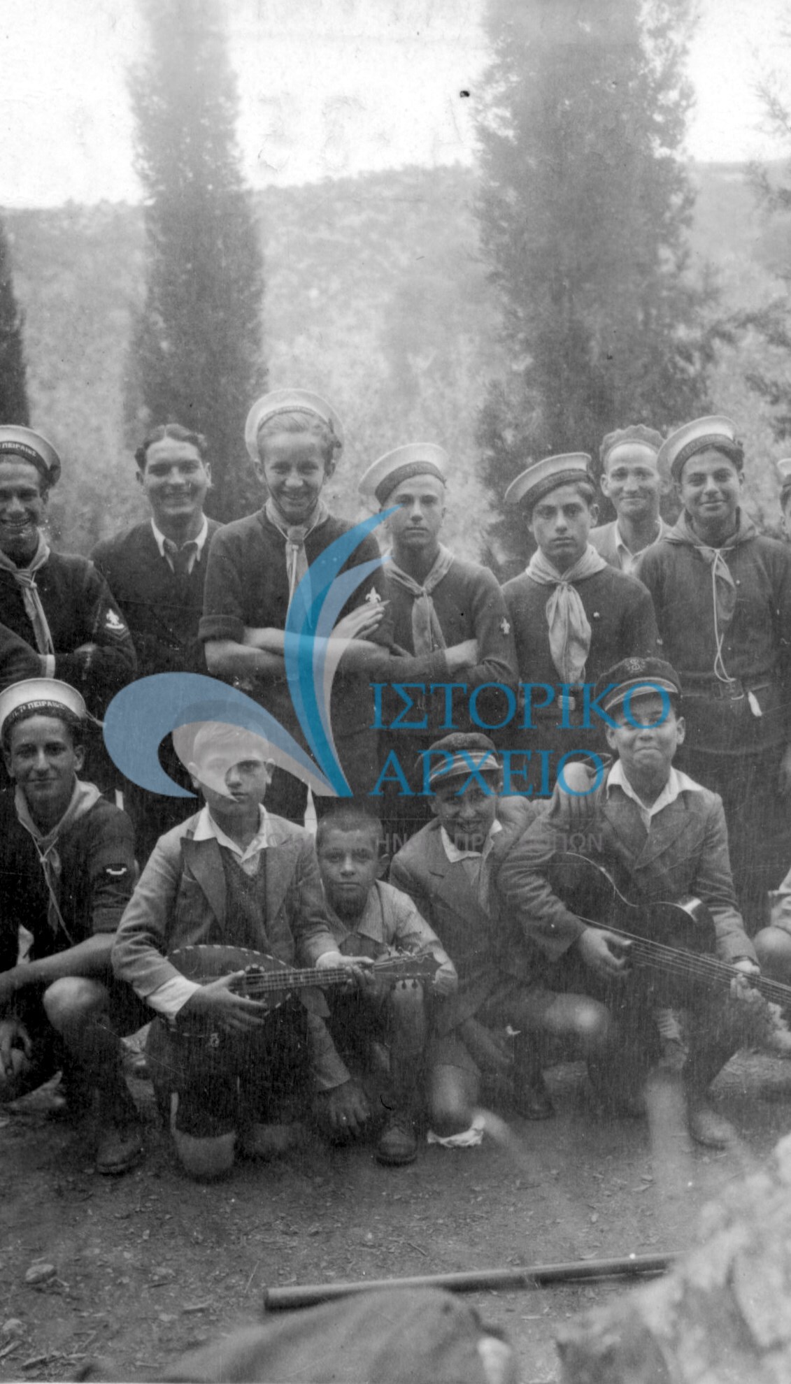Ναυτοπρόσκοποι της Αθήνας μαζί με φίλους τους σε εκδρομή στη Μονή Καισαριαννής το 1935.
