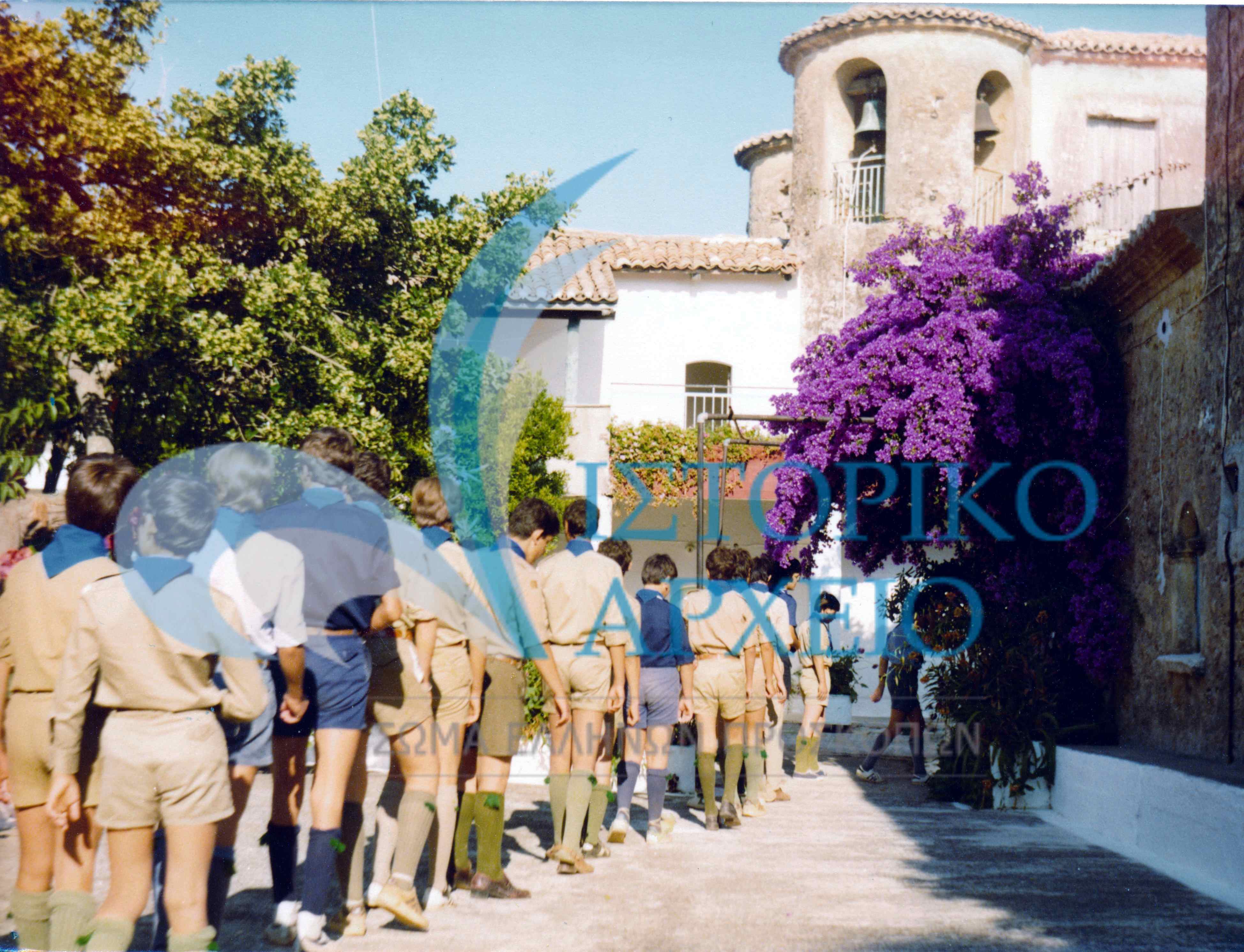 Πρόσκοποι προσέρχονται σε εκκλησιασμό.