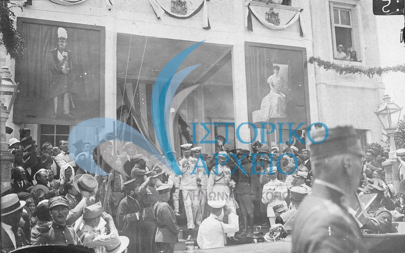 Πρόσκοποι και πλήθος κόσμου κατά την επίσκεψη του Βασιλιά Κωνσταντίνου στη Σμύρνη το 1920.