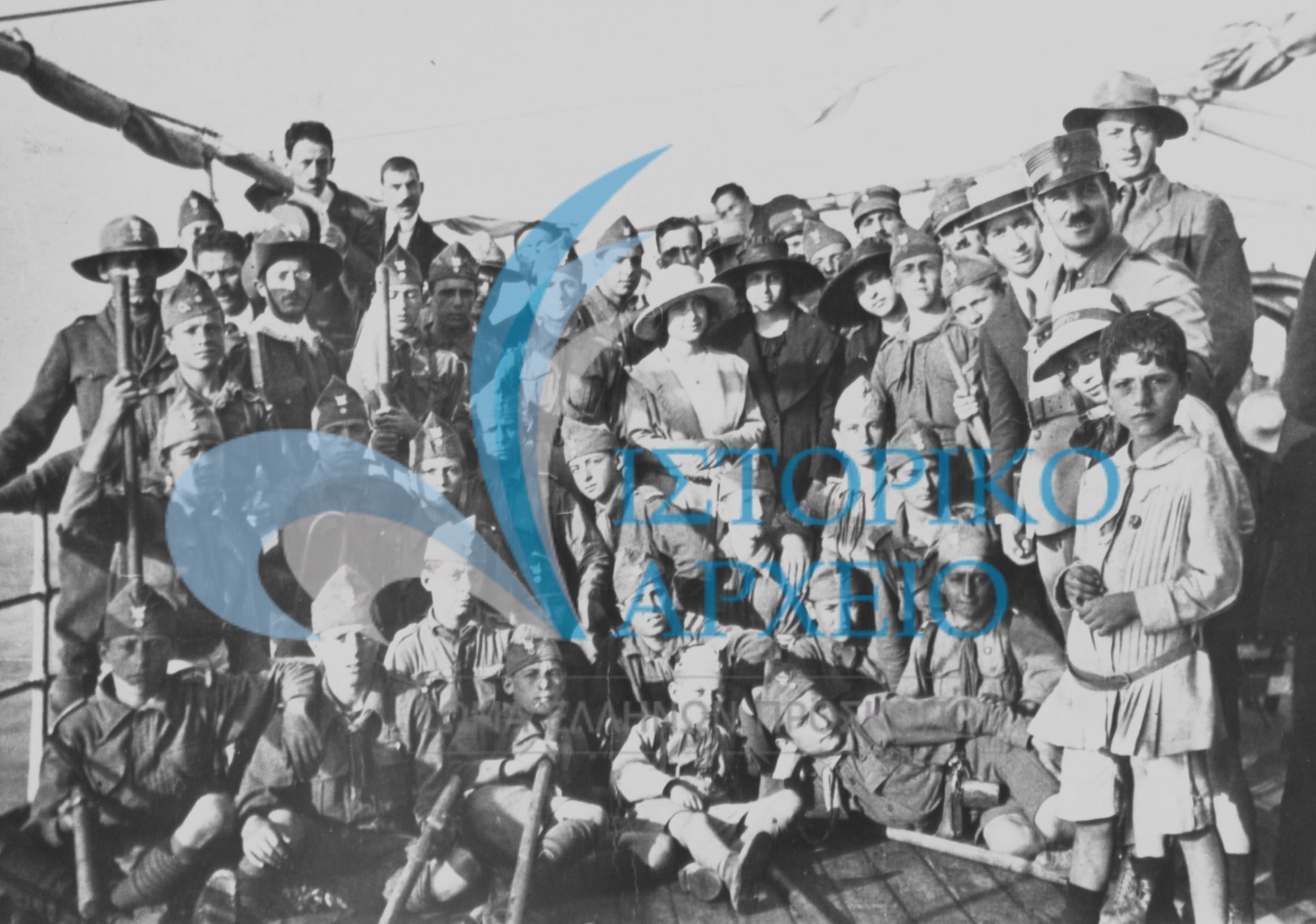 Φωτογραφίες των ελληνικών ομάδων που δραστηριοποιήθηκαν στα παράλια της Μικράς Ασίας.