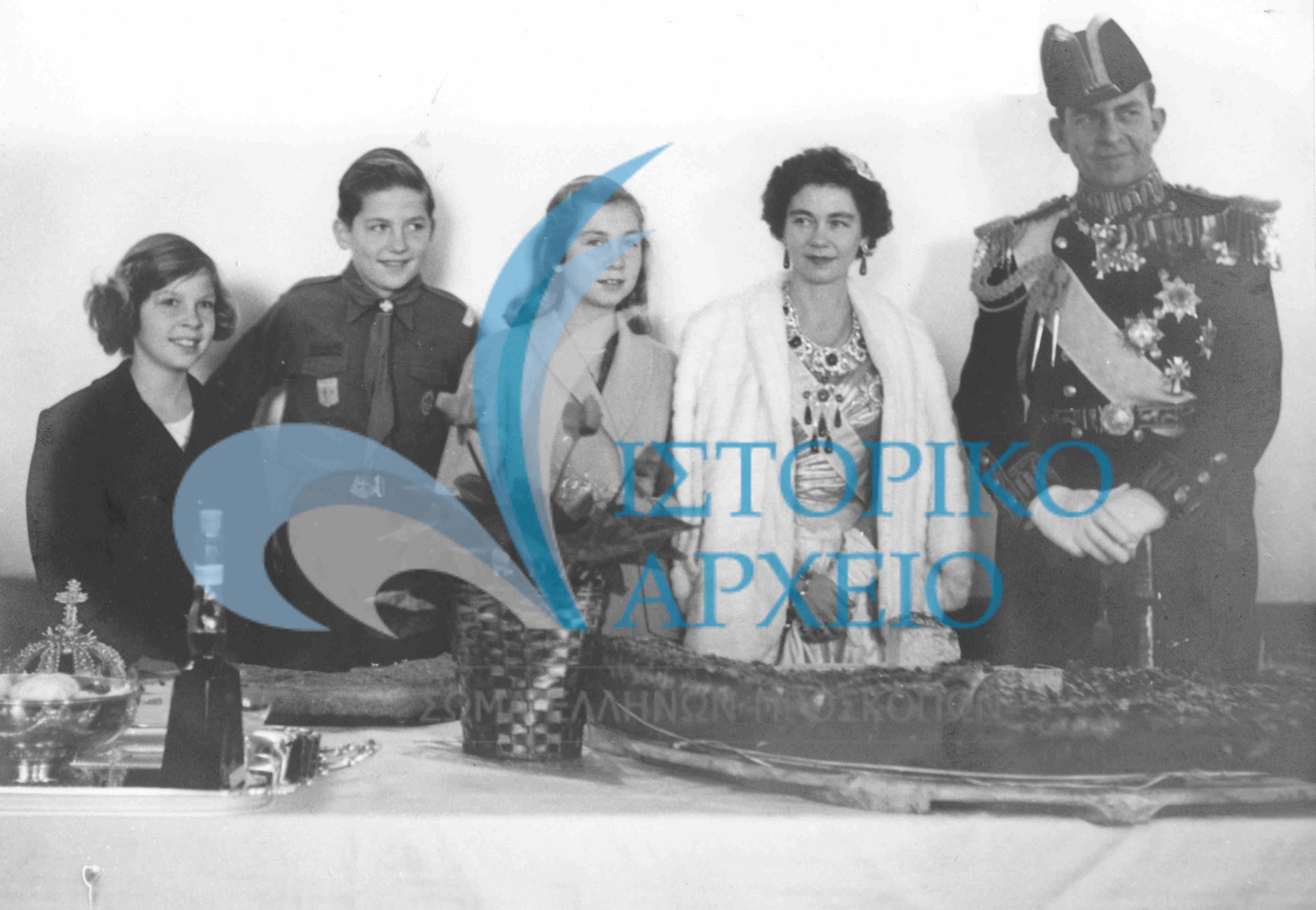 Η Βασιλική Οικογένεια με τον Διάδοχο Κωνσταντίνο με στολή λυκοπούλου σε εκδήλωση κοπής βασιλόπιτας.