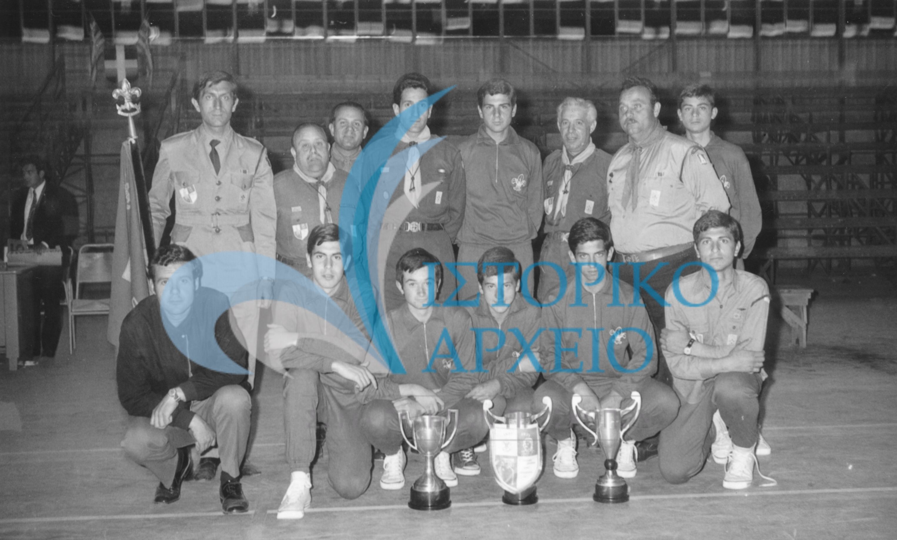 Ο ΓΕ Νικ. Μπρατσιώτης με τους νικητές στους Β' Πανελλήνιους Αγώνες Καλαθοσφαίρισης στη Λάρισα το 1971.