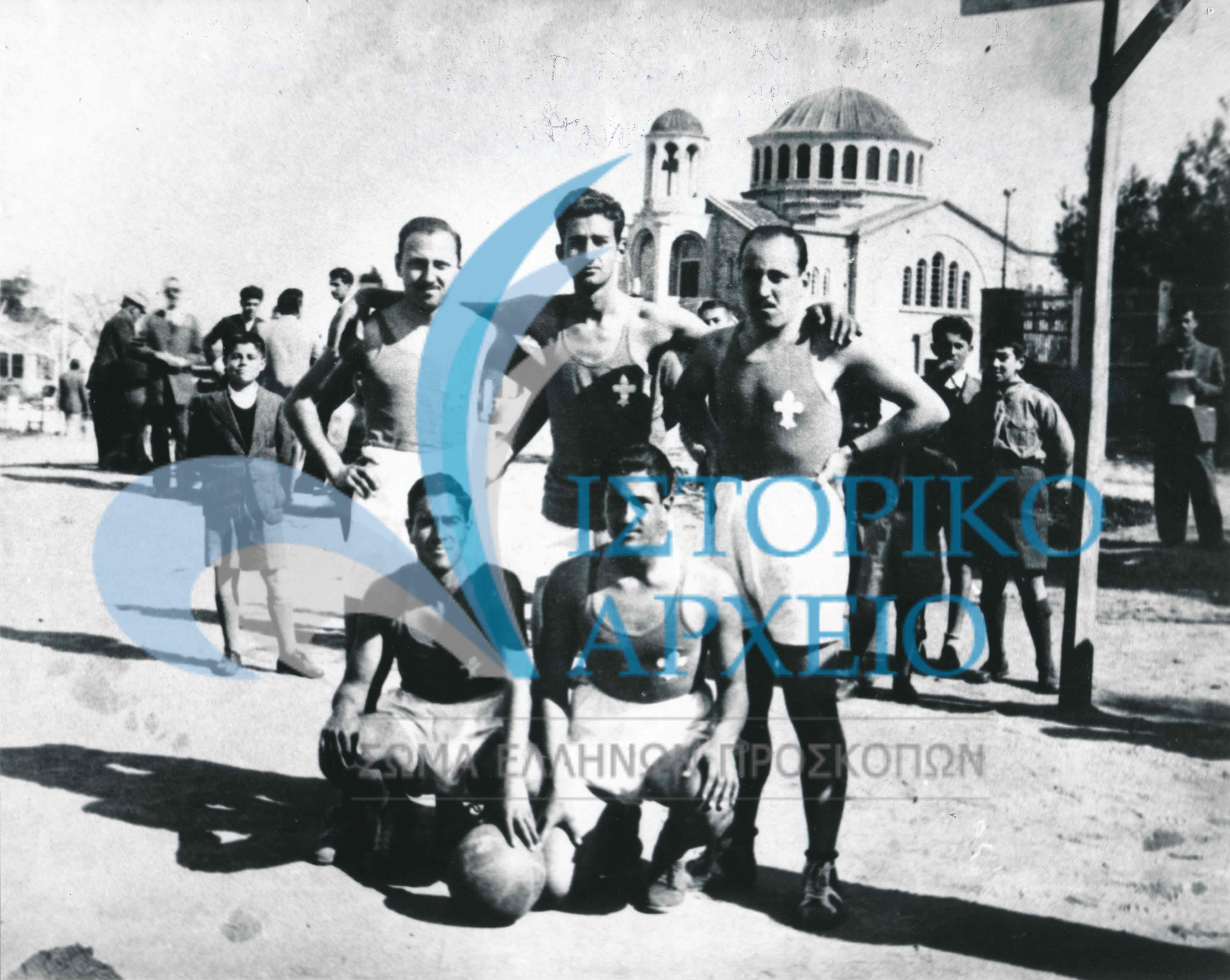 Η προσκοπική ομάδα καλαθοσφαίρισης της Αγίας Παρασκευής το 1950. Δεξιά κάτω καθιστός ο Νικόλας Μπρατσιώτης. 