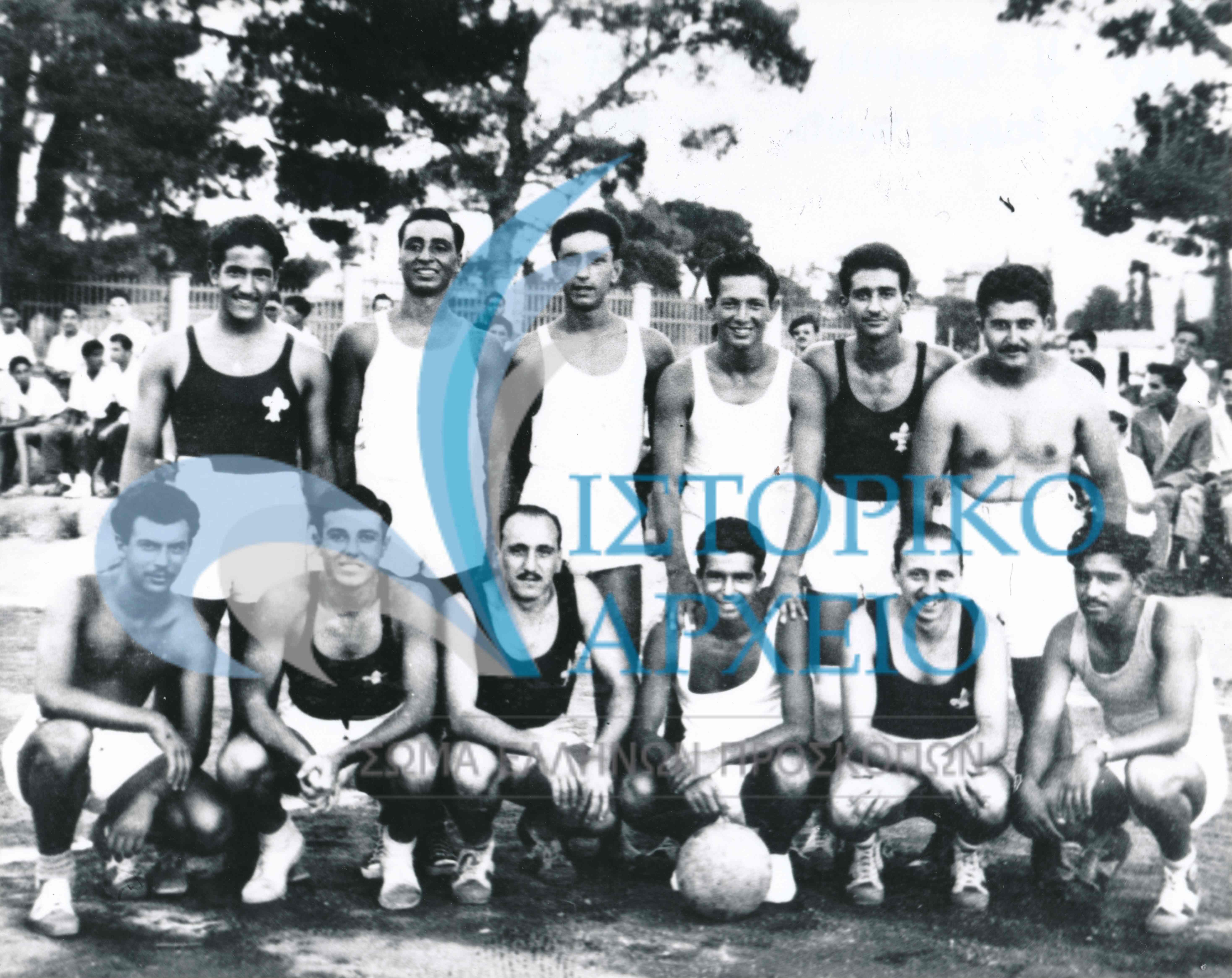 Η προσκοπική ομάδα καλαθοσφαίρισης της Αγίας Παρασκευής το 1950. Δεξιά κάτω καθιστός ο Νικόλας Μπρατσιώτης. 