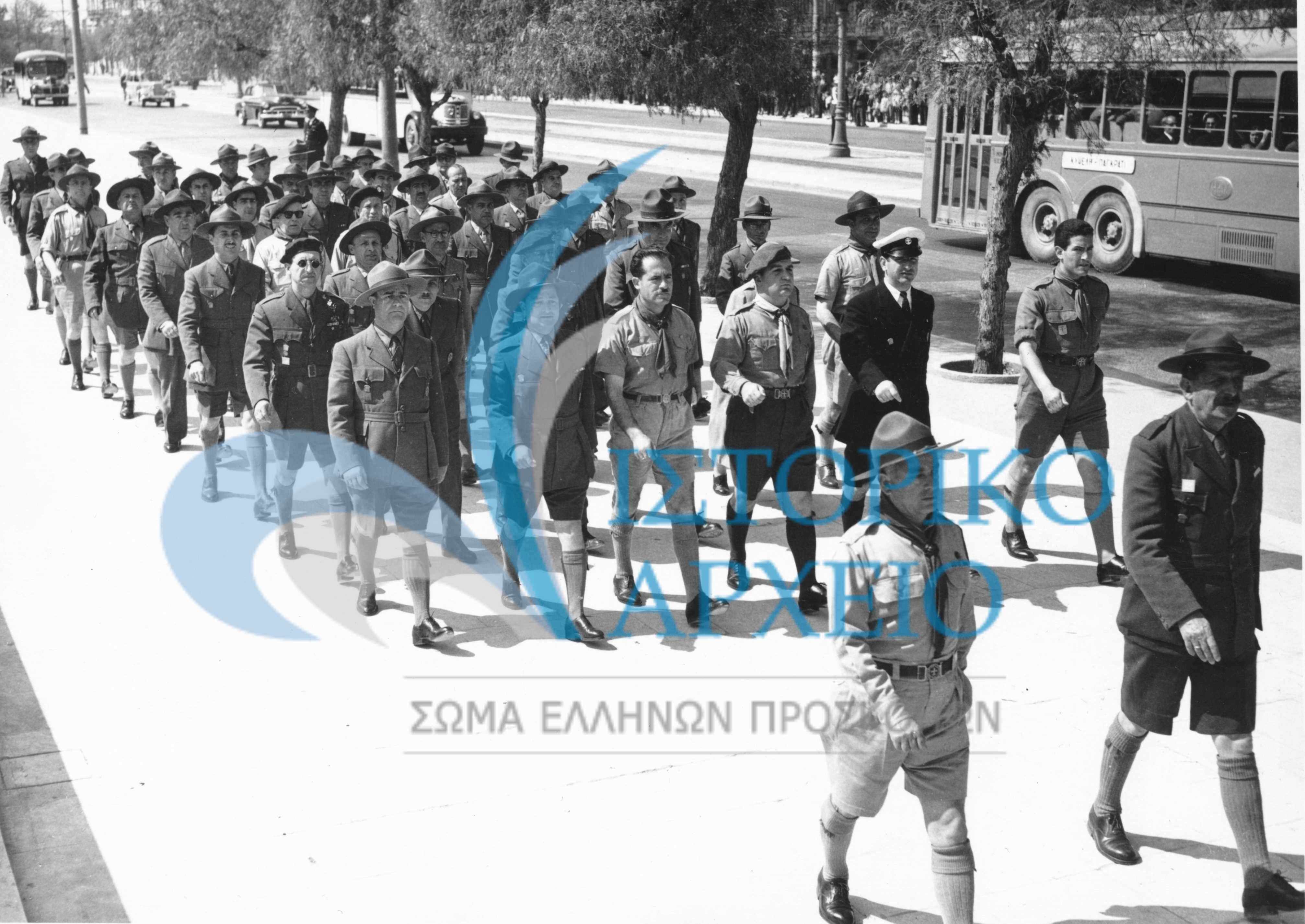 Οι σύνεδροι του 4ου Πανελλήνιου Προσκοπικού Συνεδρίου μεταβαίνουν προς το Μνημείο Αγνώστου Στρατιώτη στην Αθήνα το 1954.