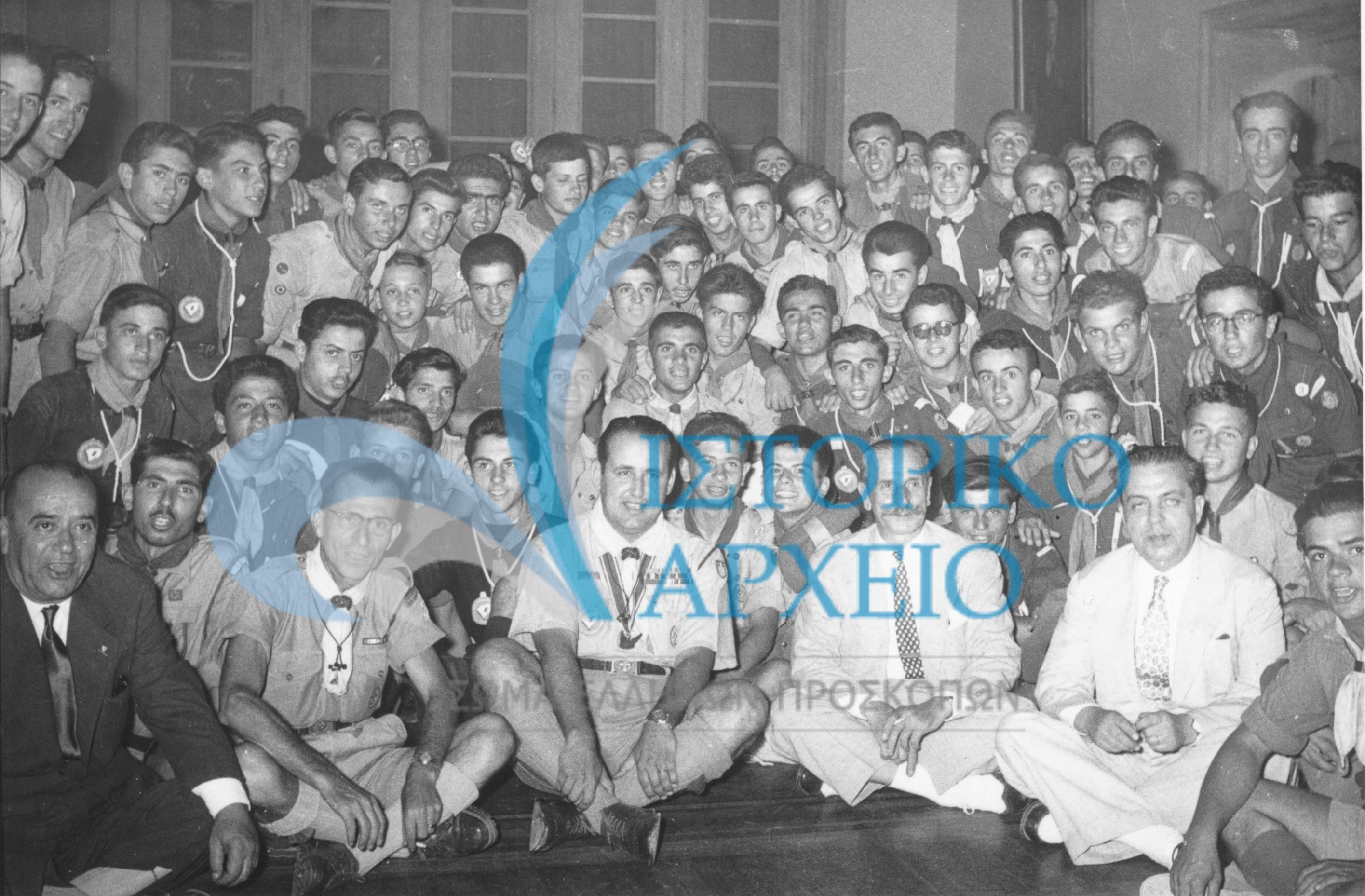 Τα μέλη της 1ης Πανελλήνιας Κατασκήνωση Ενωμοταρχών με τον ΓΕ Δημ. Αλεξάτο στο Δημαρχείο Αθηνών το 1954. Στα δεξιά καθισμένος ο Δήμαρχος Αθηναίων Κωνσταντίνος Νικολόπουλος.