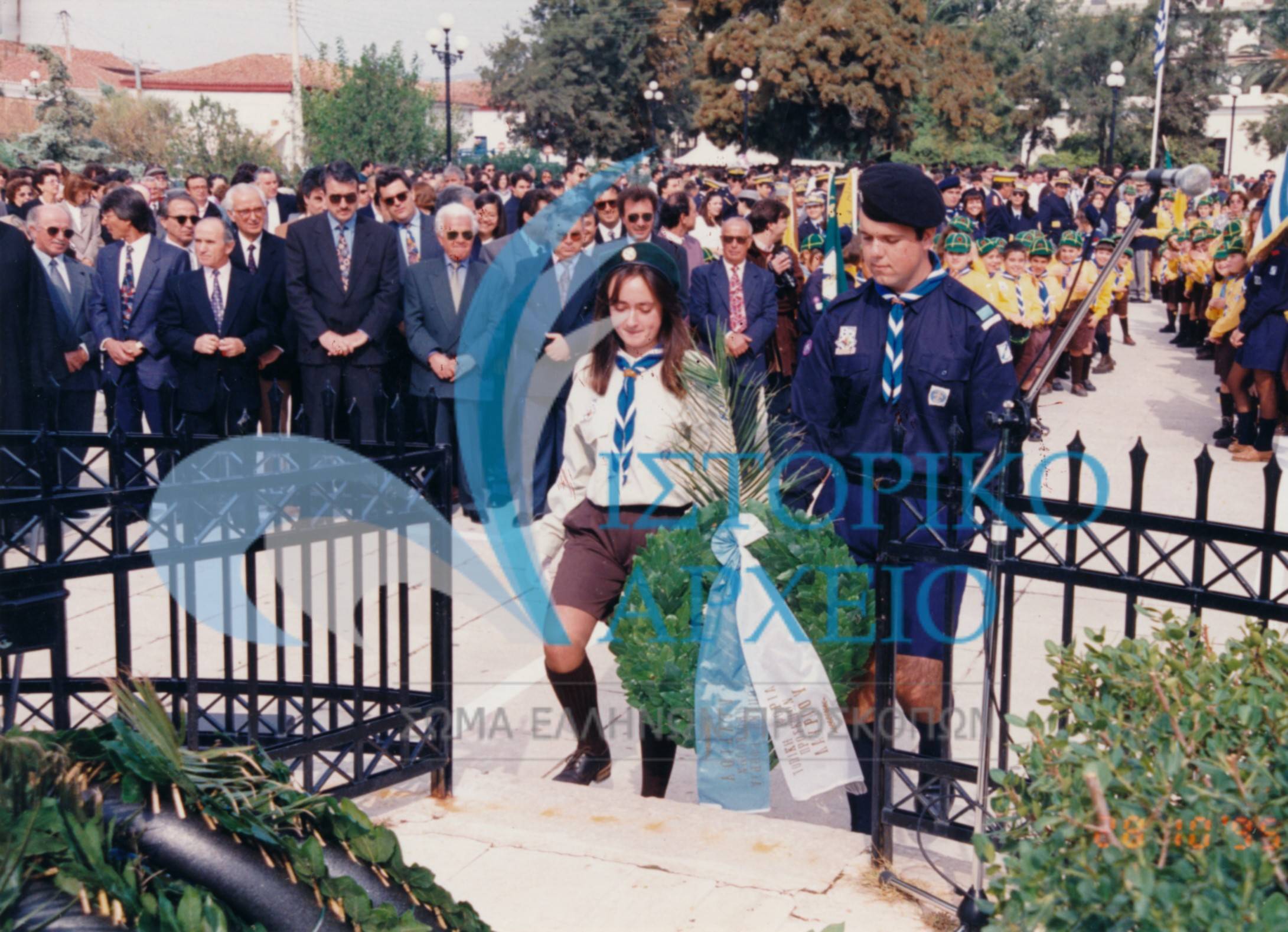 Πρόσκοποι της ΤΕ Λαυρεωτικής καταθέτουν στέφανο στο μνημείο τους Λαυρίου στους εορτασμού της 28ης Οκτωβρίου το 1995.
