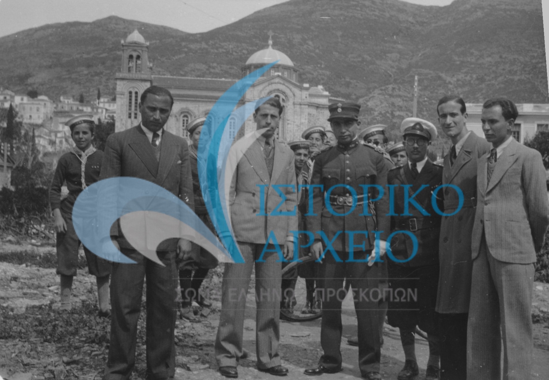 Πρόσκοποι της Σάμου με τις αρχές του νησιού μετά την παρέλαση της 25ης Μαρτίου το 1936.