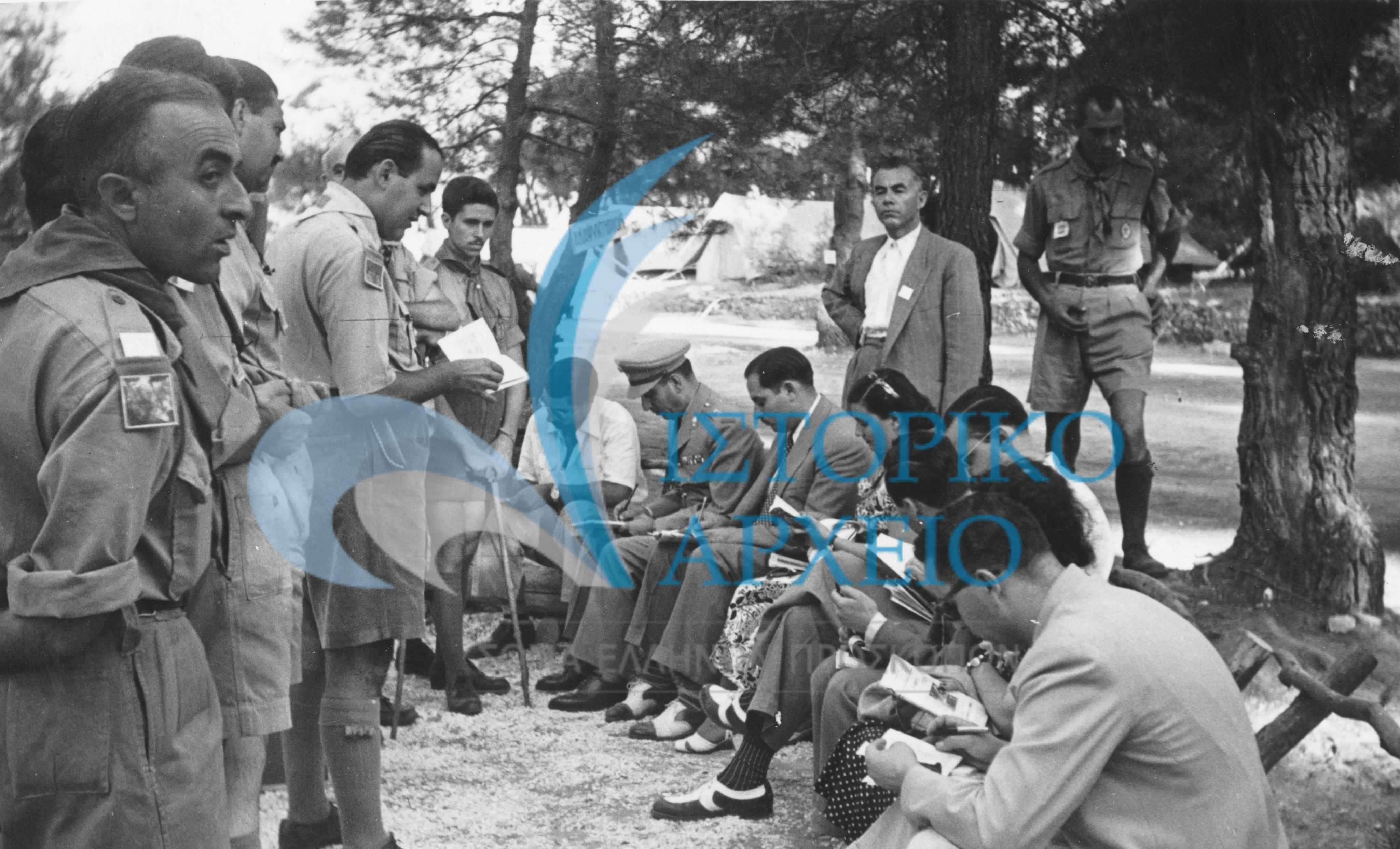 Ο Δημήτρης Αλεξάτος ομιλεί με εκπροσώπους του τύπου και άλλες αρχές για το 1ο Πανελλήνιο Τζάμπορη στον Διόνυσο Αττικής το 1950.