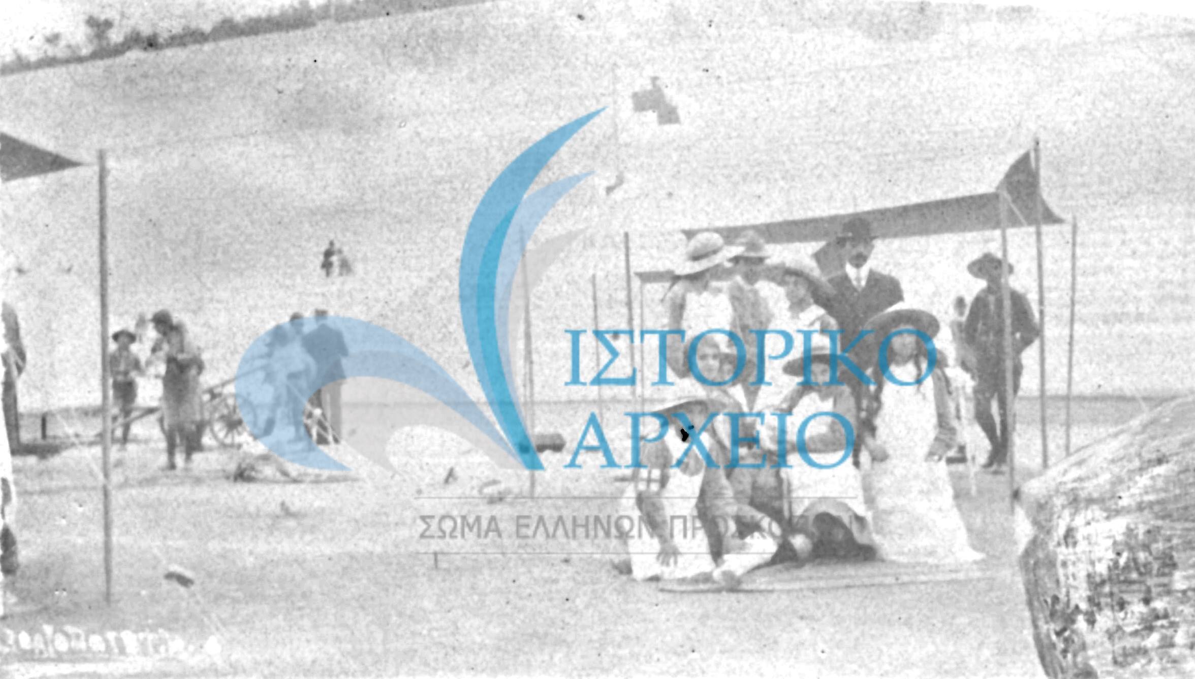 Κορίτσια πρόσκοποι στο τμήμα πρώτων βοηθειών στην προσκοπική επίδειξη του 1915 στο Στάδιο.