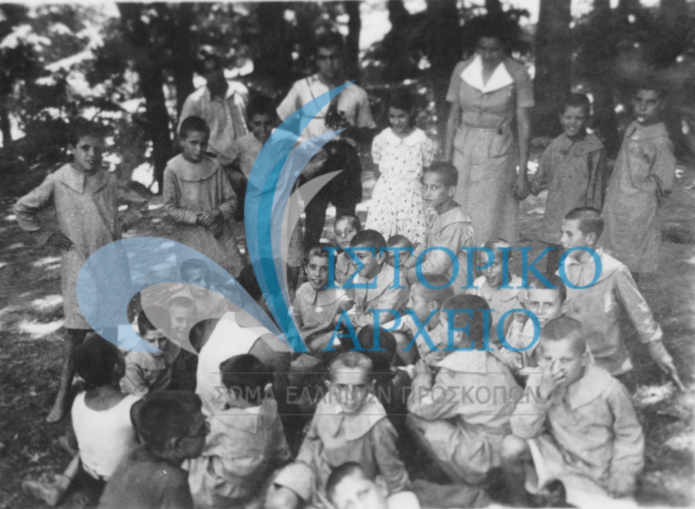 Το 1ο Ν/Π Νέου Φαλήρου παίζει μαζί με τα παιδιά του Ορφανοτροφείου Βόλου το 1938.