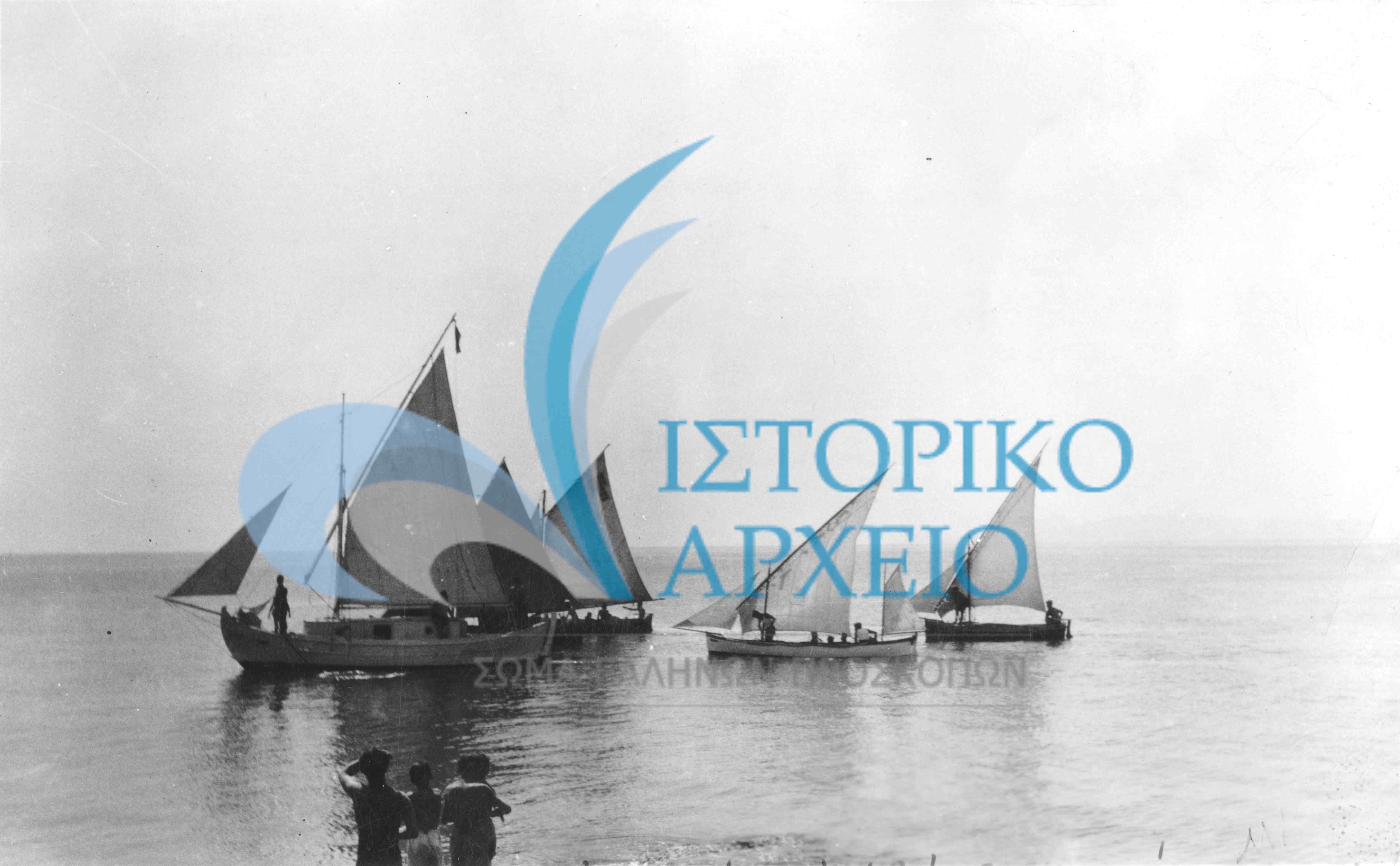 Ο ιστιοφόρος στόλος της 3ης Ναυτοπροσκόπων Αθηνών το 1937 στο Σαρωνικό, Φωτογραφία με αφιέρωση του Μ. Μίνδλερ προς τους Μ. Γιαγλίδη, Λ. Σκυριανίδη και Κ. Φραγκούλη